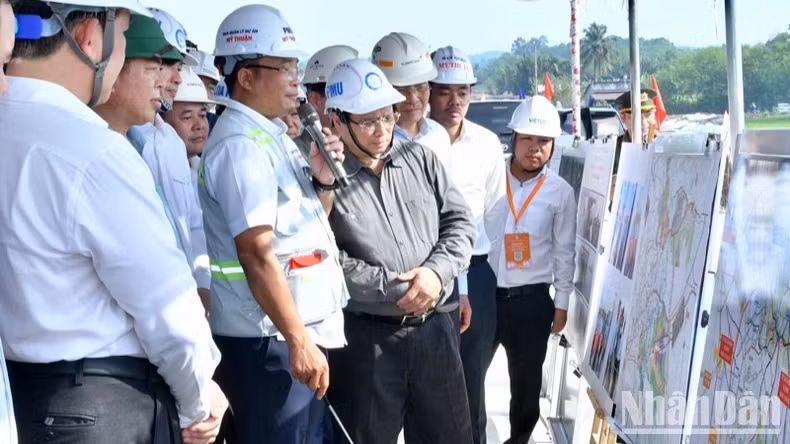 当天,范明正总理视察胡志明市三环路项目。 当天,范明正总理视察胡志明市三环路项目。