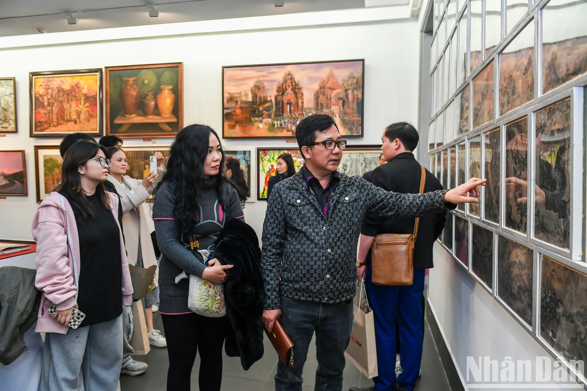 此展吸引众多人的关注。 此展吸引众多人的关注。