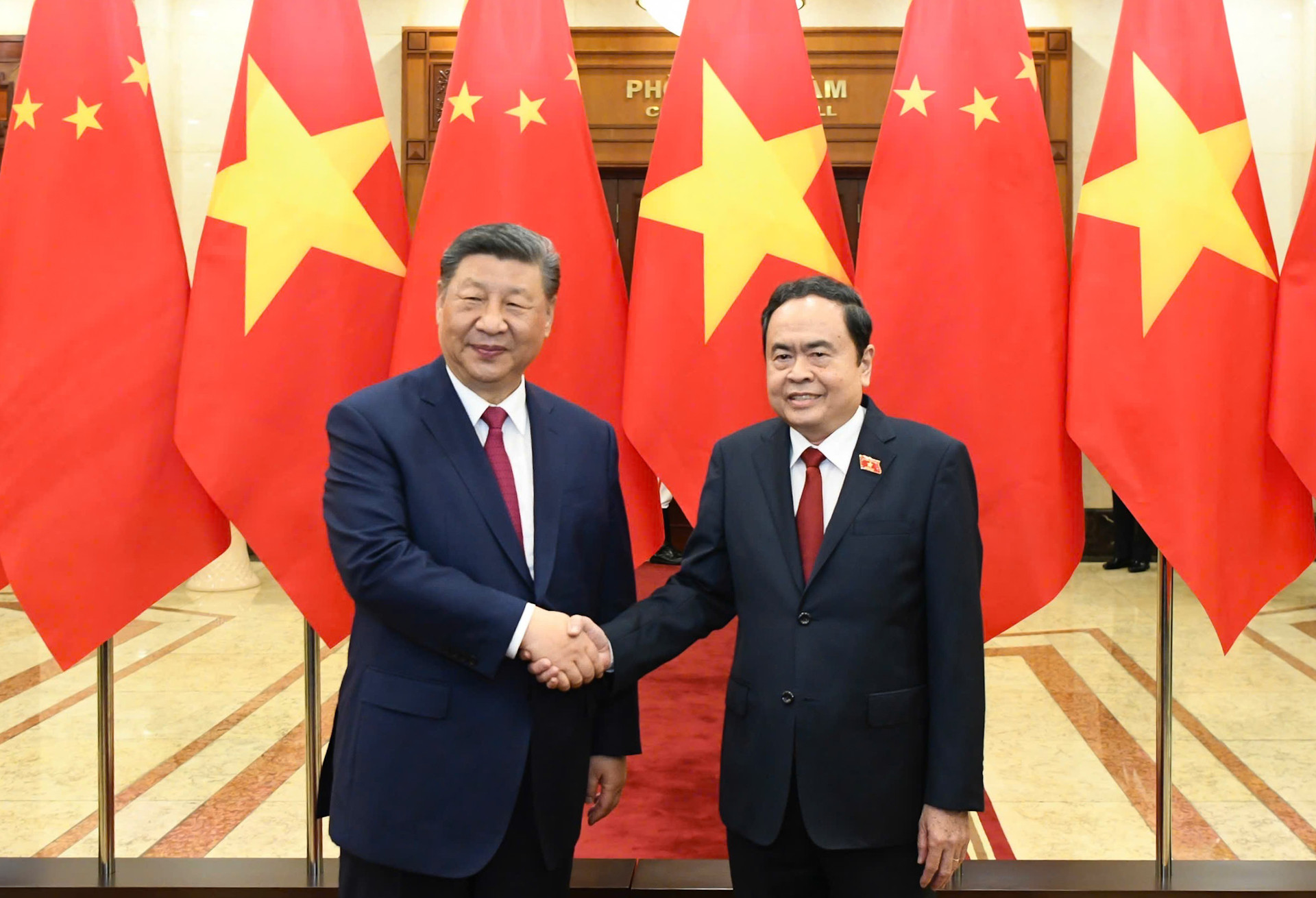 越南国会主席陈青敏和中共中央总书记、中国国家主席习近平。