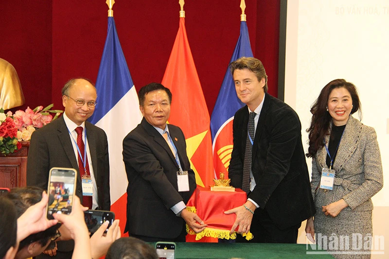 金印“皇帝之宝”移交仪式。