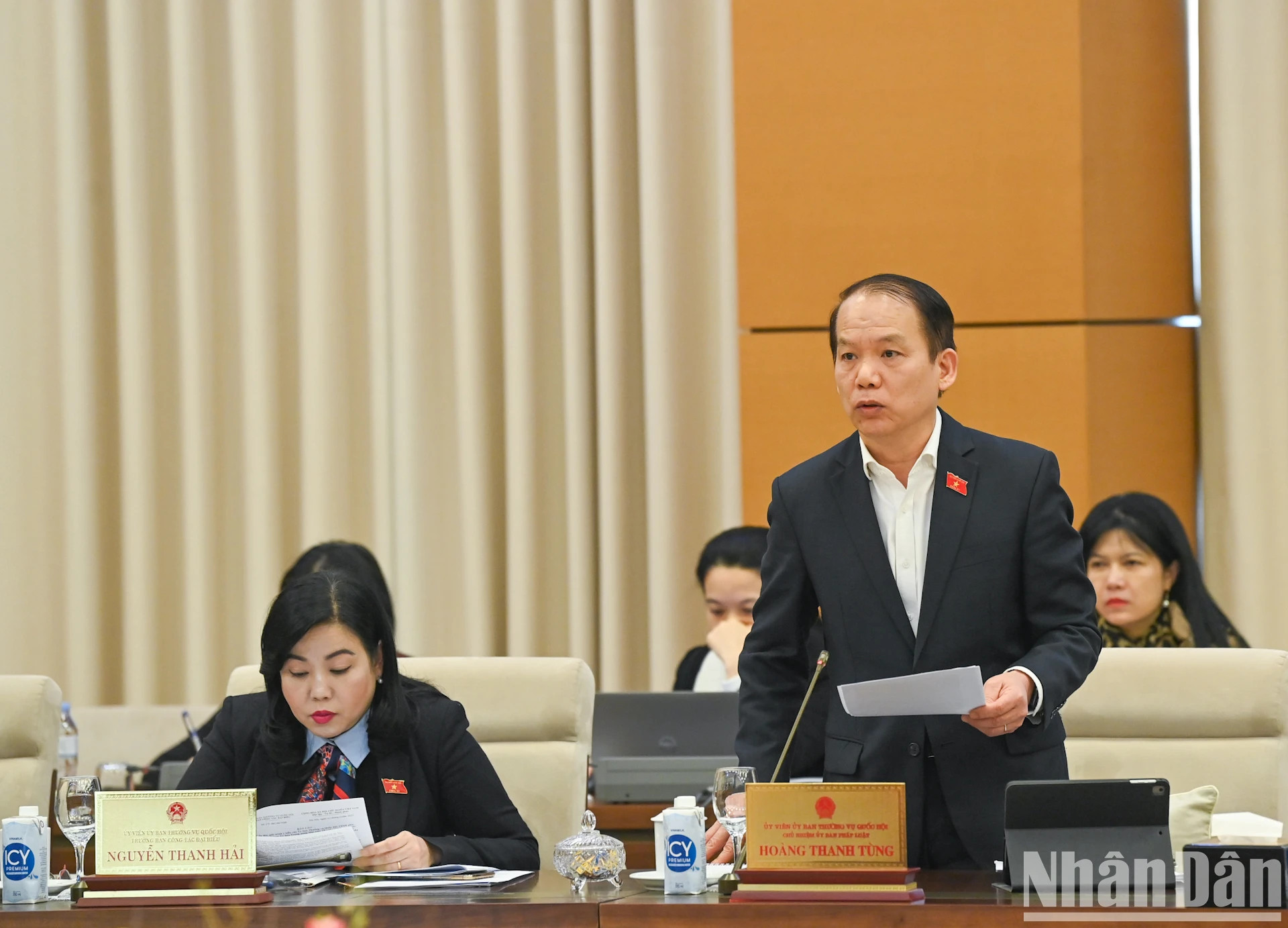 国会法律委员会主任黄青松发表讲话。