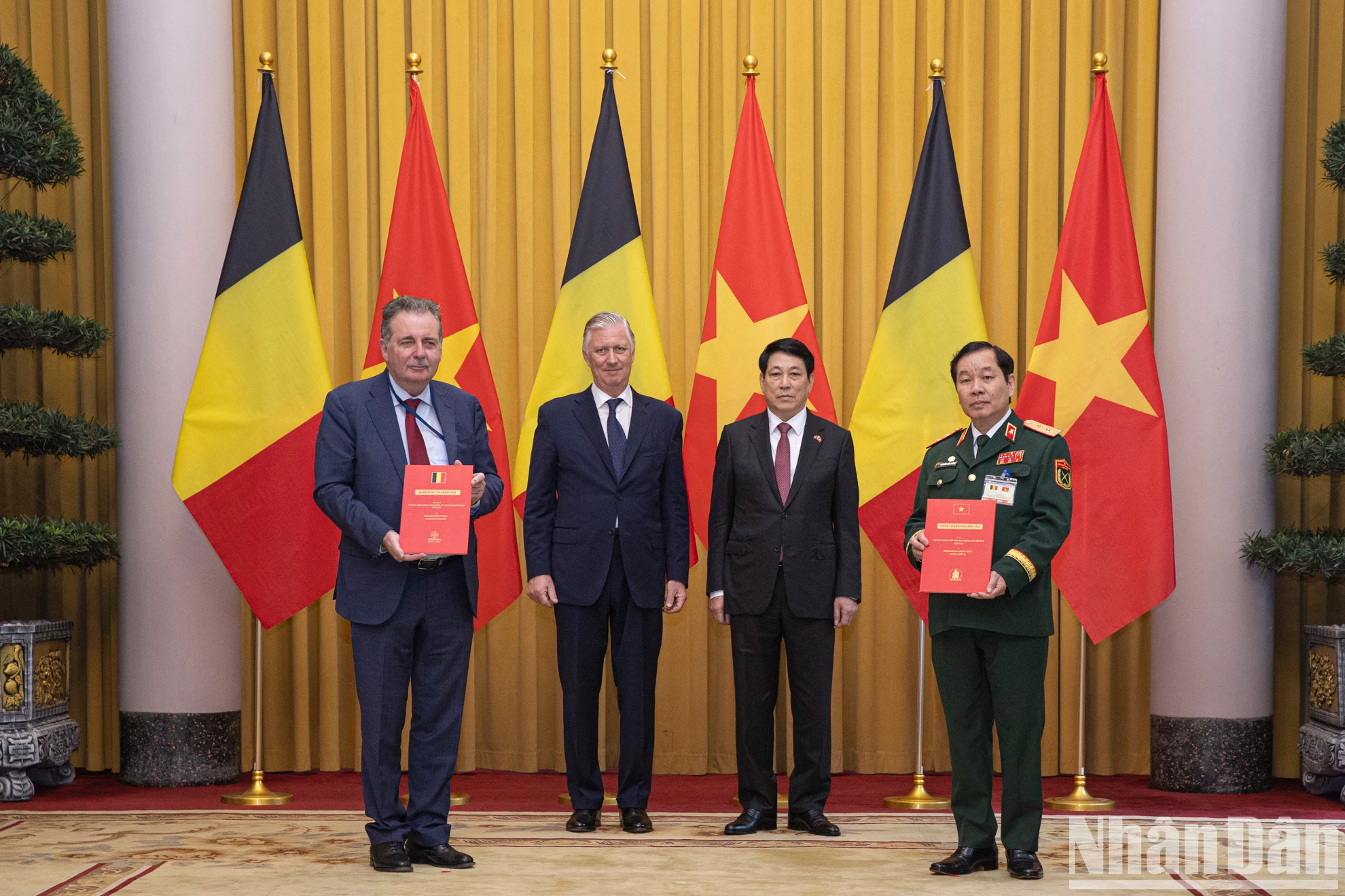 越南橙剂/二恶英受害者协会主席阮有正中将同布鲁塞尔首都大区首席大臣鲁迪·维尔乌特互换“越南橙剂/二恶英受害者协会与比利时王国Aquitara Impact基金1号之间的原则协议”。 越南橙剂/二恶英受害者协会主席阮有正中将同布鲁塞尔首都大区首席大臣鲁迪·维尔乌特互换“越南橙剂/二恶英受害者协会与比利时王国Aquitara Impact基金1号之间的原则协议”。