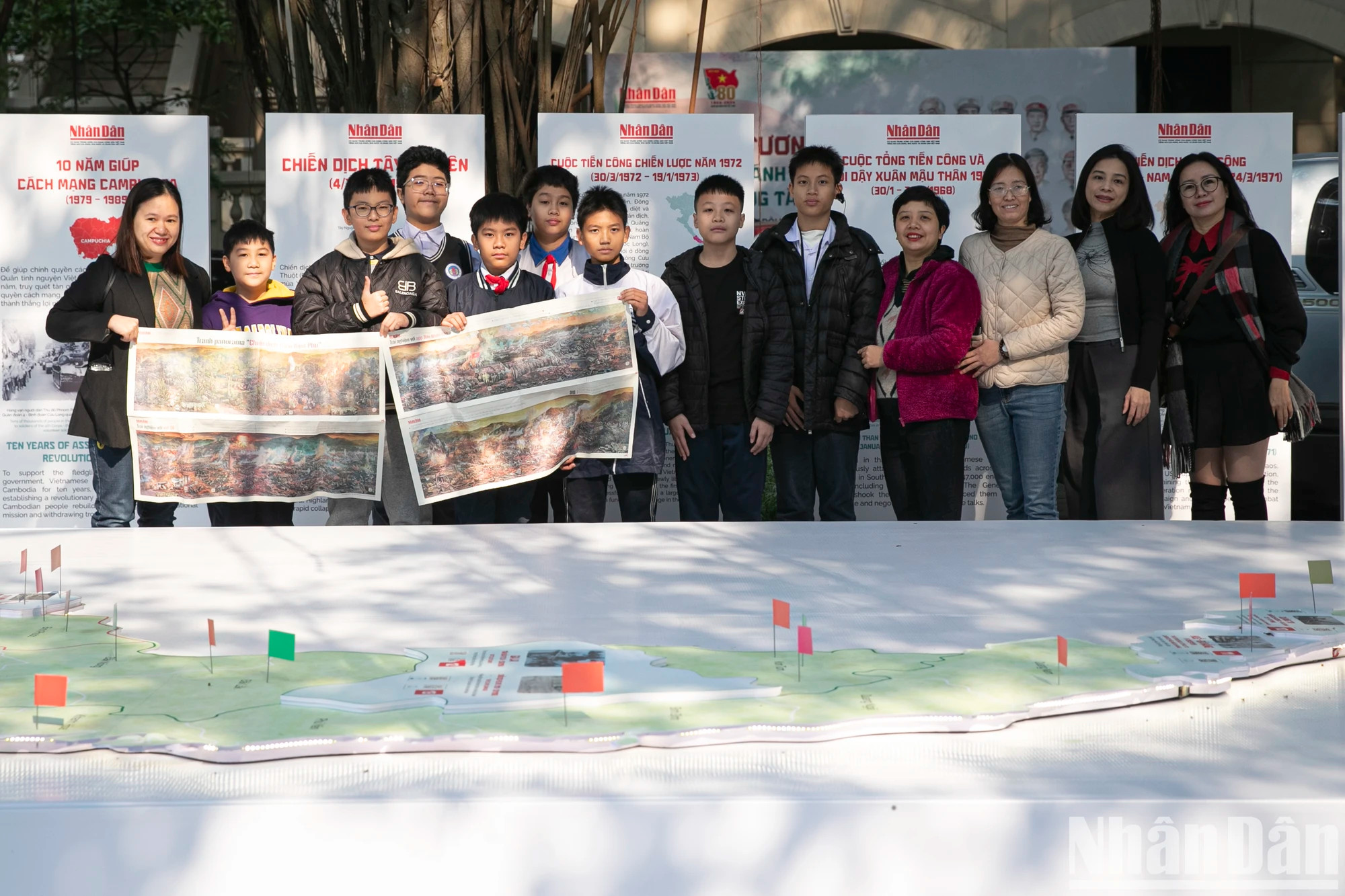 吴士连初中学生参观展览，了解历史。