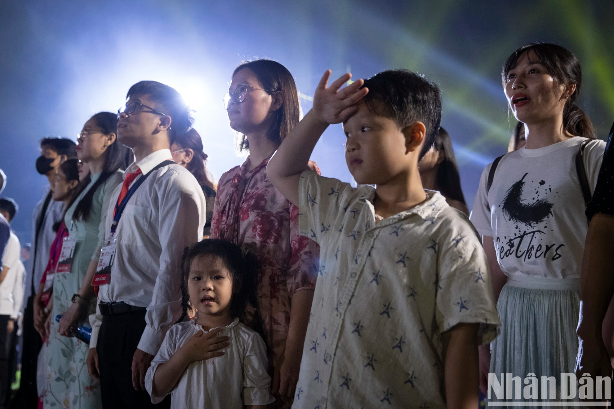 人民一起唱《进军歌》。 人民一起唱《进军歌》。