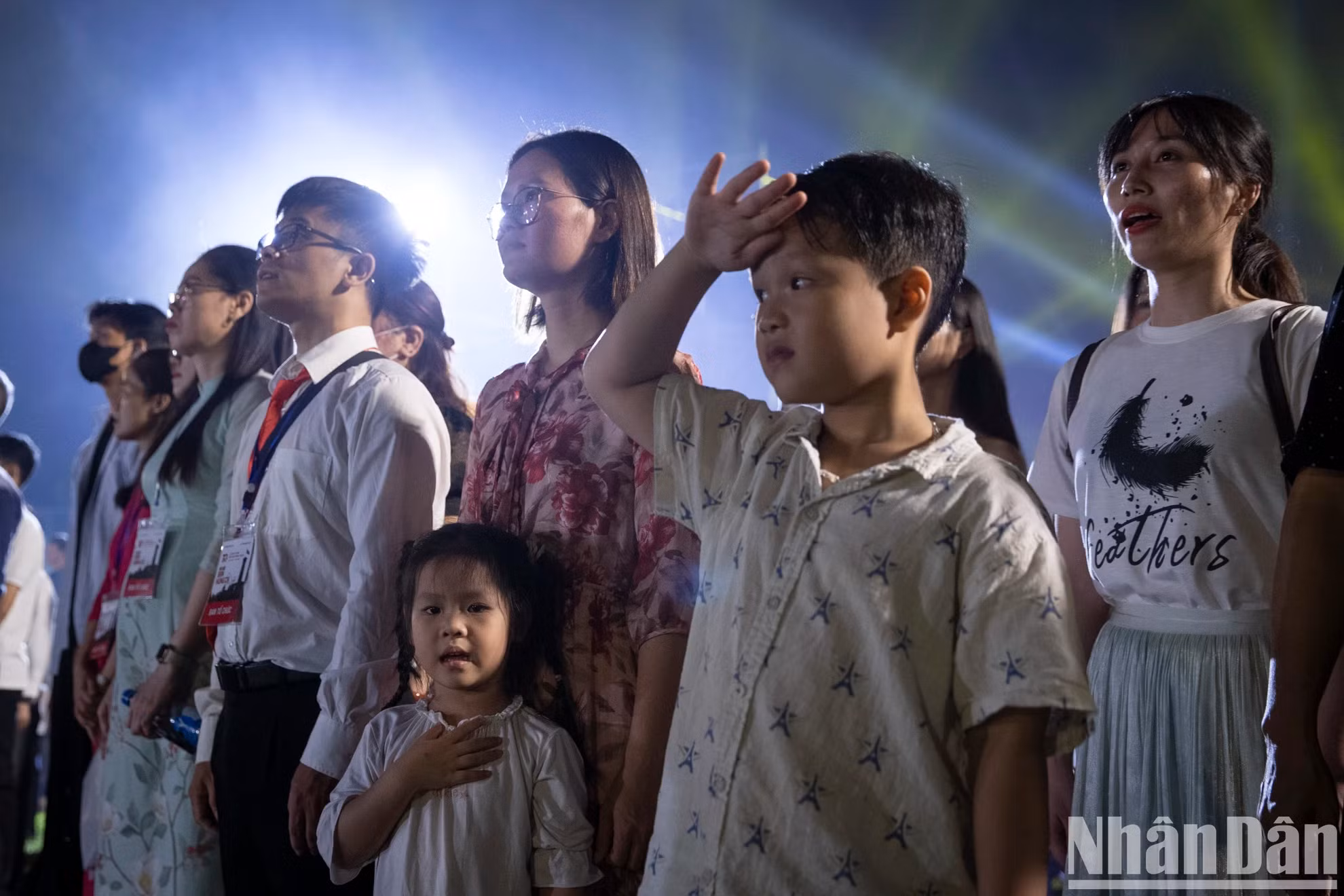 人民一起唱《进军歌》。