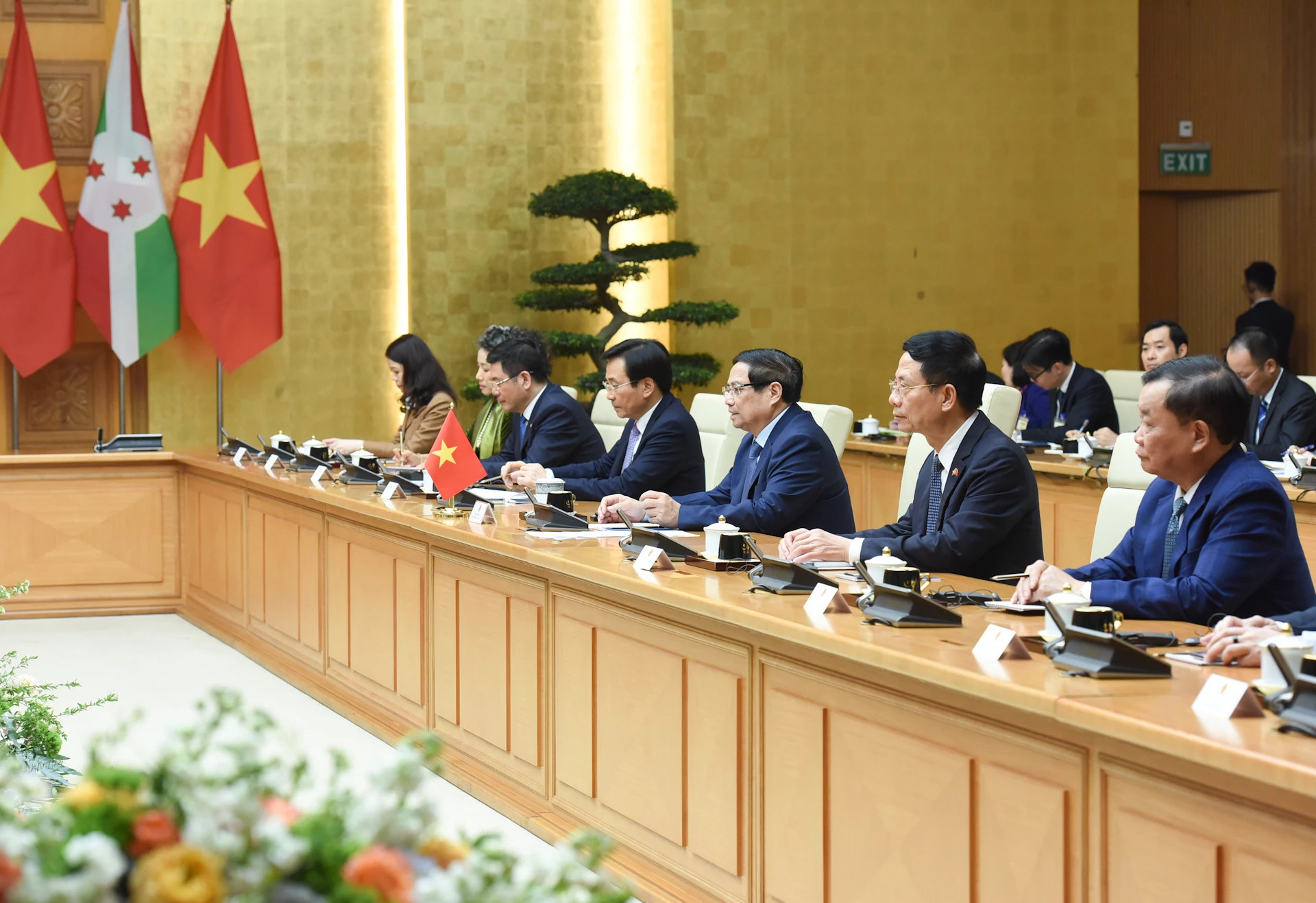 范明正总理和越南各部门、部委、行业领导出席活动。