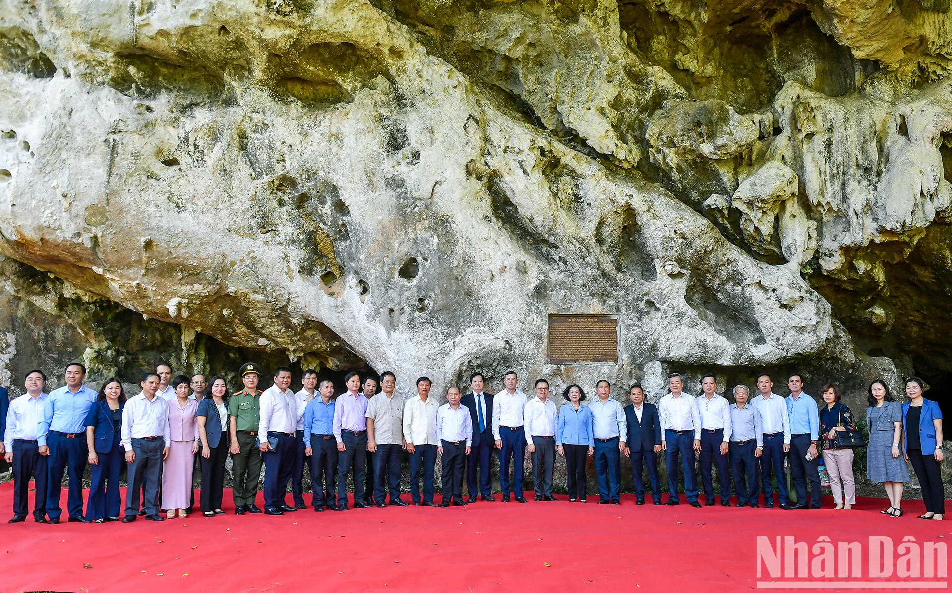 张氏梅同志和各位代表在新闻工作者洞穴拍纪念照。