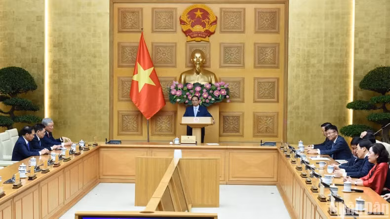 越南政府总理范明正主持见面会。