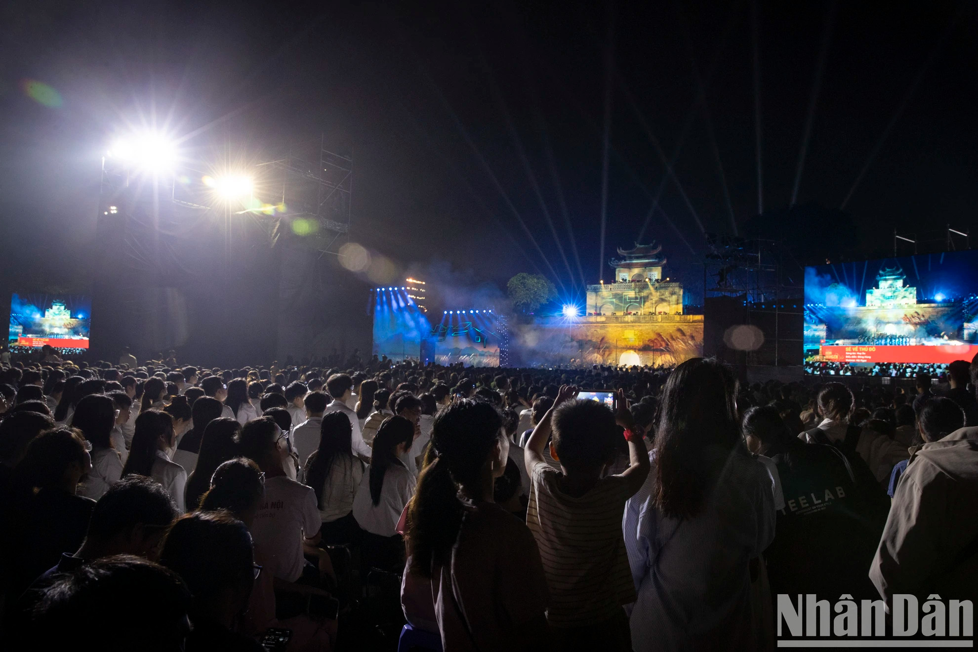 “河内—街道壮歌艺术节目”吸引众多首都人民前来参加。 “河内—街道壮歌艺术节目”吸引众多首都人民前来参加。