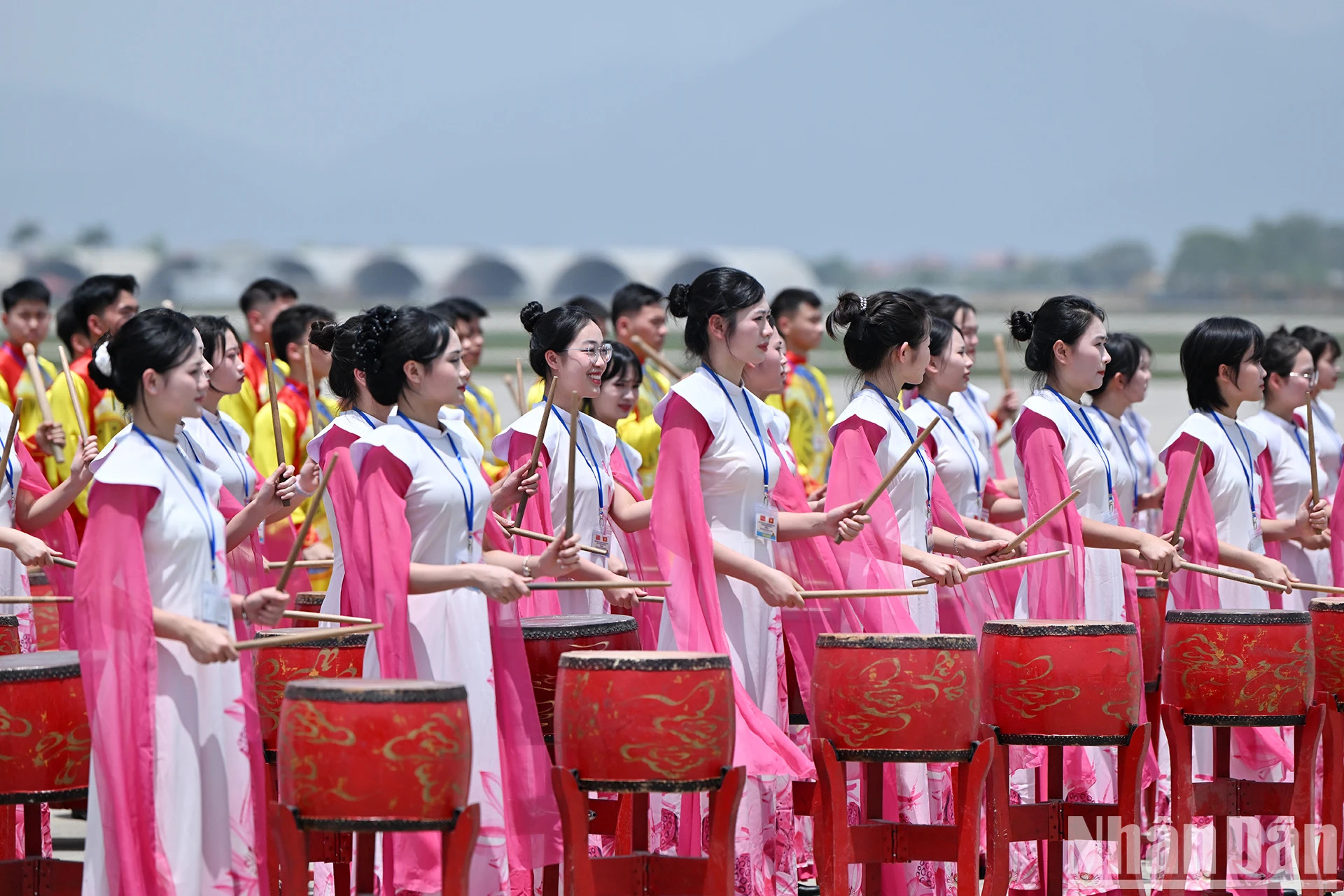 越南鼓艺团演员表演特色鼓类节目,欢迎中共中央总书记、中国国家主席习近平一行访越。 越南鼓艺团演员表演特色鼓类节目,欢迎中共中央总书记、中国国家主席习近平一行访越。