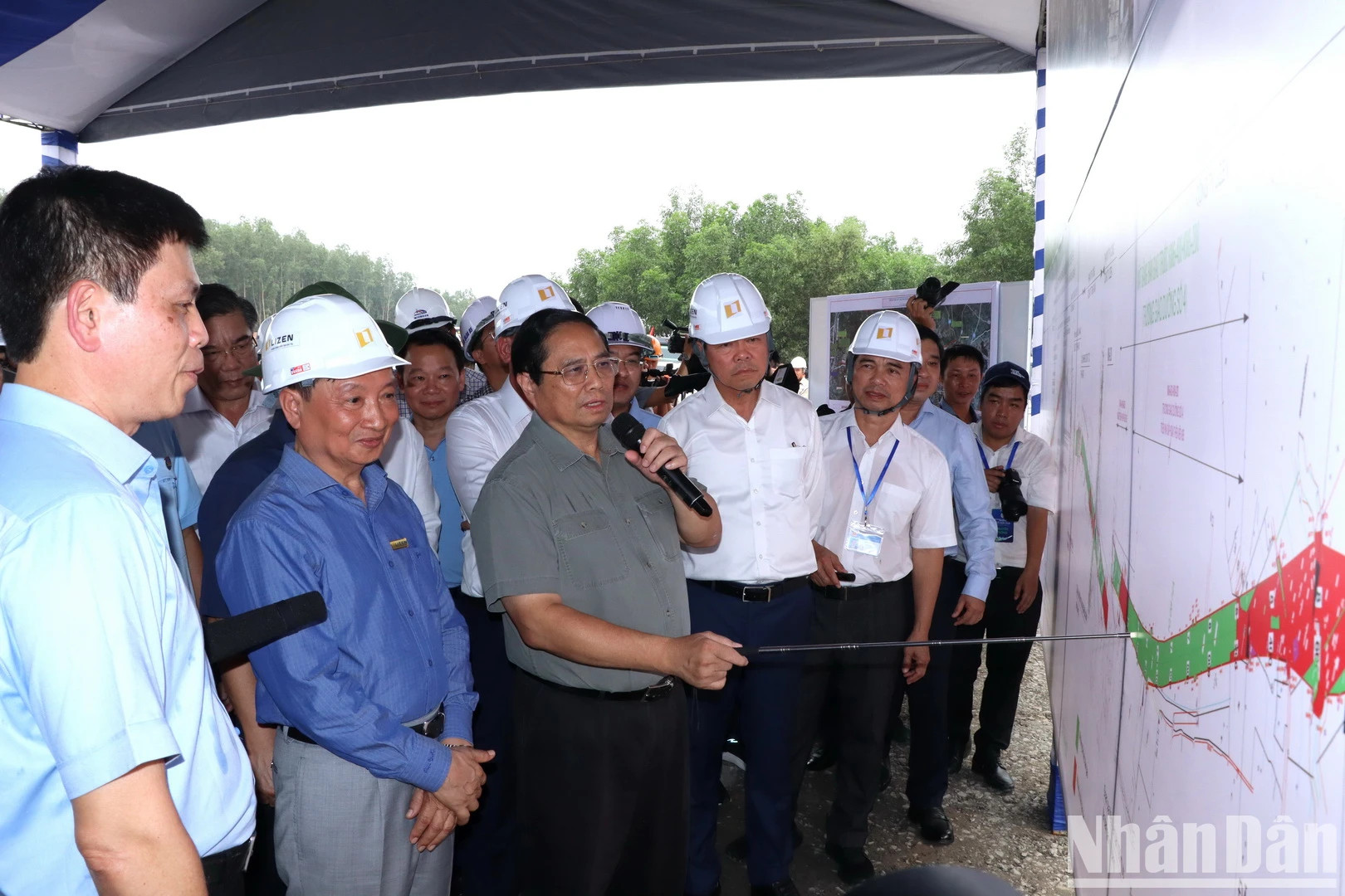 范明正总理要求同奈省领导尽快解决困难,加快场地清理工作进度。 范明正总理要求同奈省领导尽快解决困难,加快场地清理工作进度。