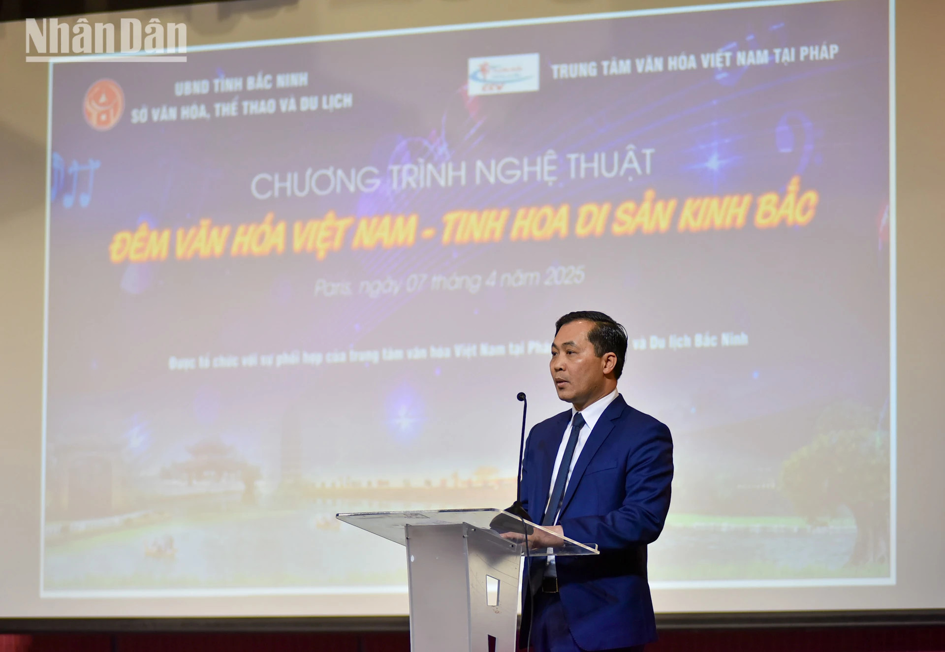 北宁省文化体育与旅游厅厅长郑友雄发表讲话。