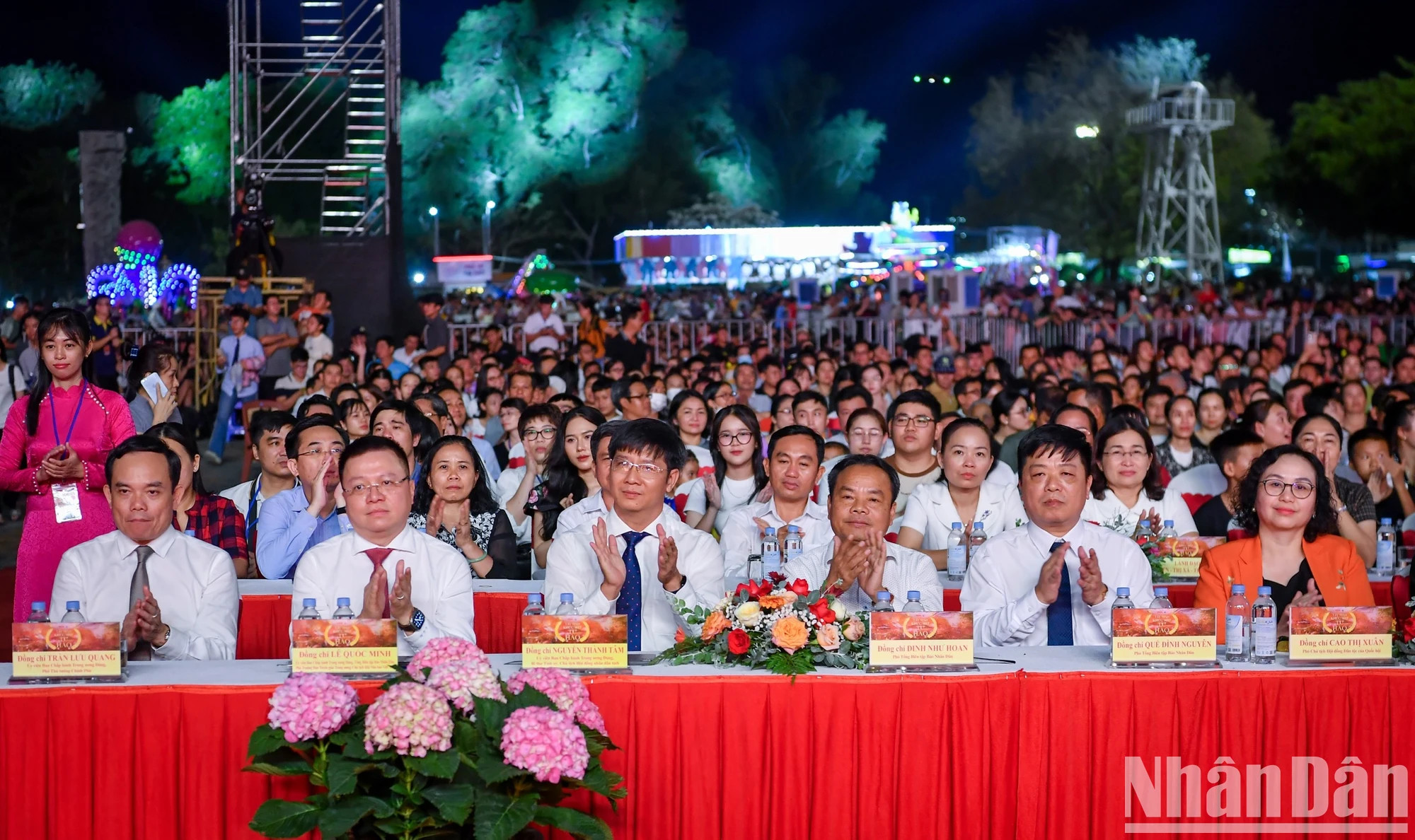 越共中央委员、政府副总理陈流光,越共中央委员、越南《人民报》社总编辑、中央宣教部副部长、越南新闻工作者协会主席黎国明,西宁省省委书记、省人民议会主席阮成心出席活动。 越共中央委员、政府副总理陈流光,越共中央委员、越南《人民报》社总编辑、中央宣教部副部长、越南新闻工作者协会主席黎国明,西宁省省委书记、省人民议会主席阮成心出席活动。