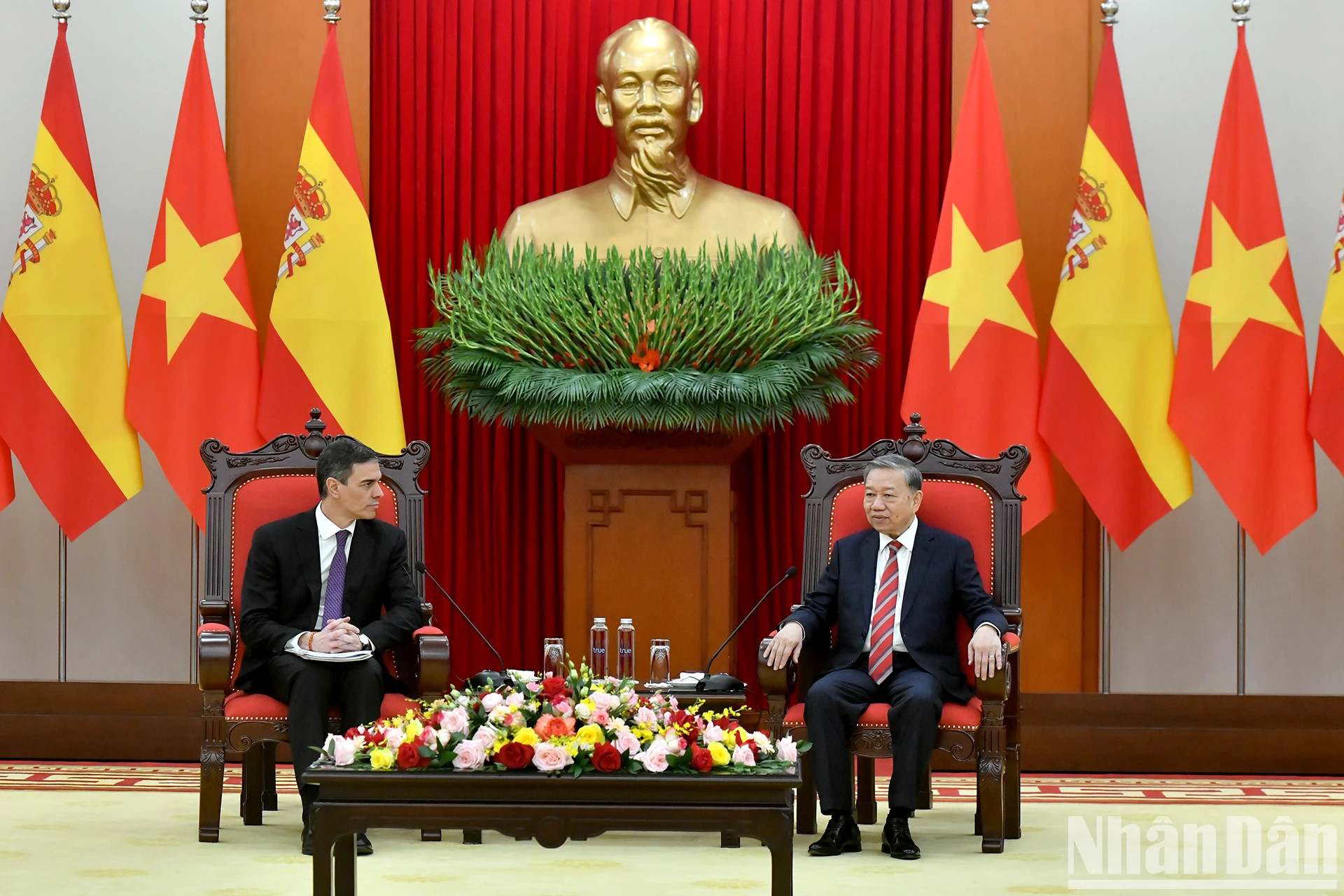 苏林总书记会见班牙首相佩德罗·桑切斯·佩雷斯–卡斯特洪。