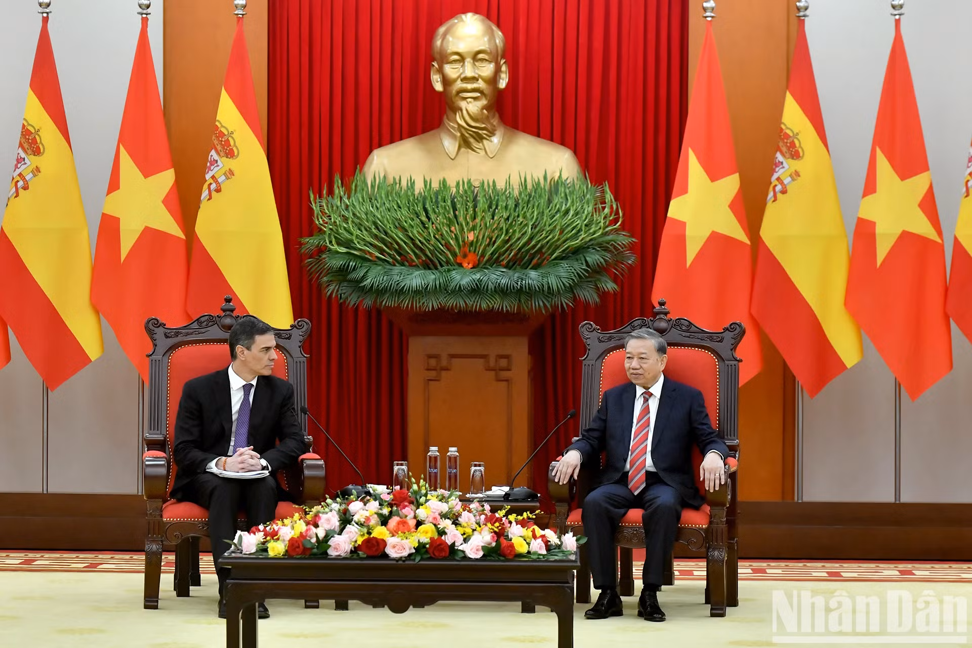 苏林总书记会见班牙首相佩德罗·桑切斯·佩雷斯–卡斯特洪。