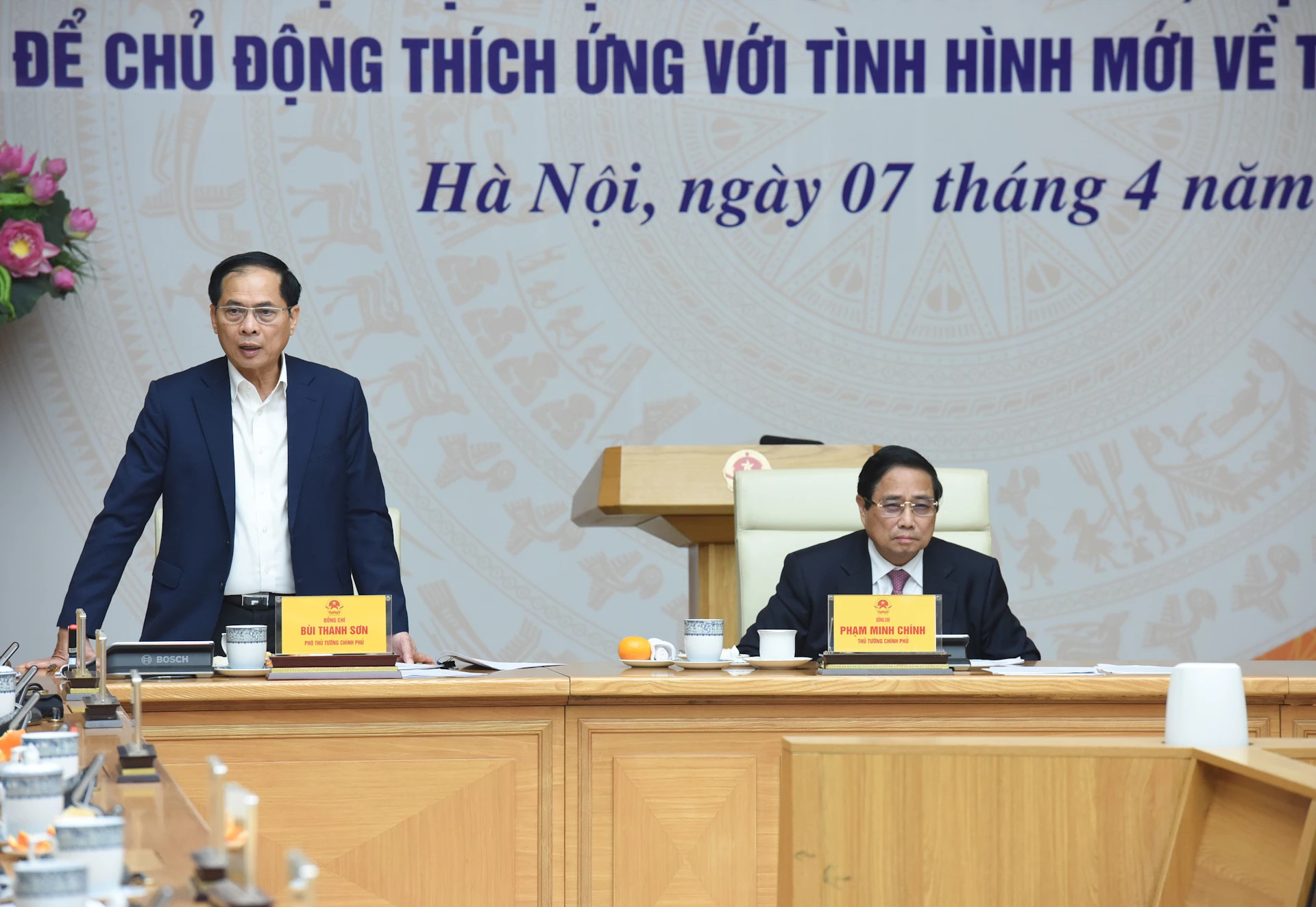 越南政府副总理兼外交部长裴青山发表讲话。