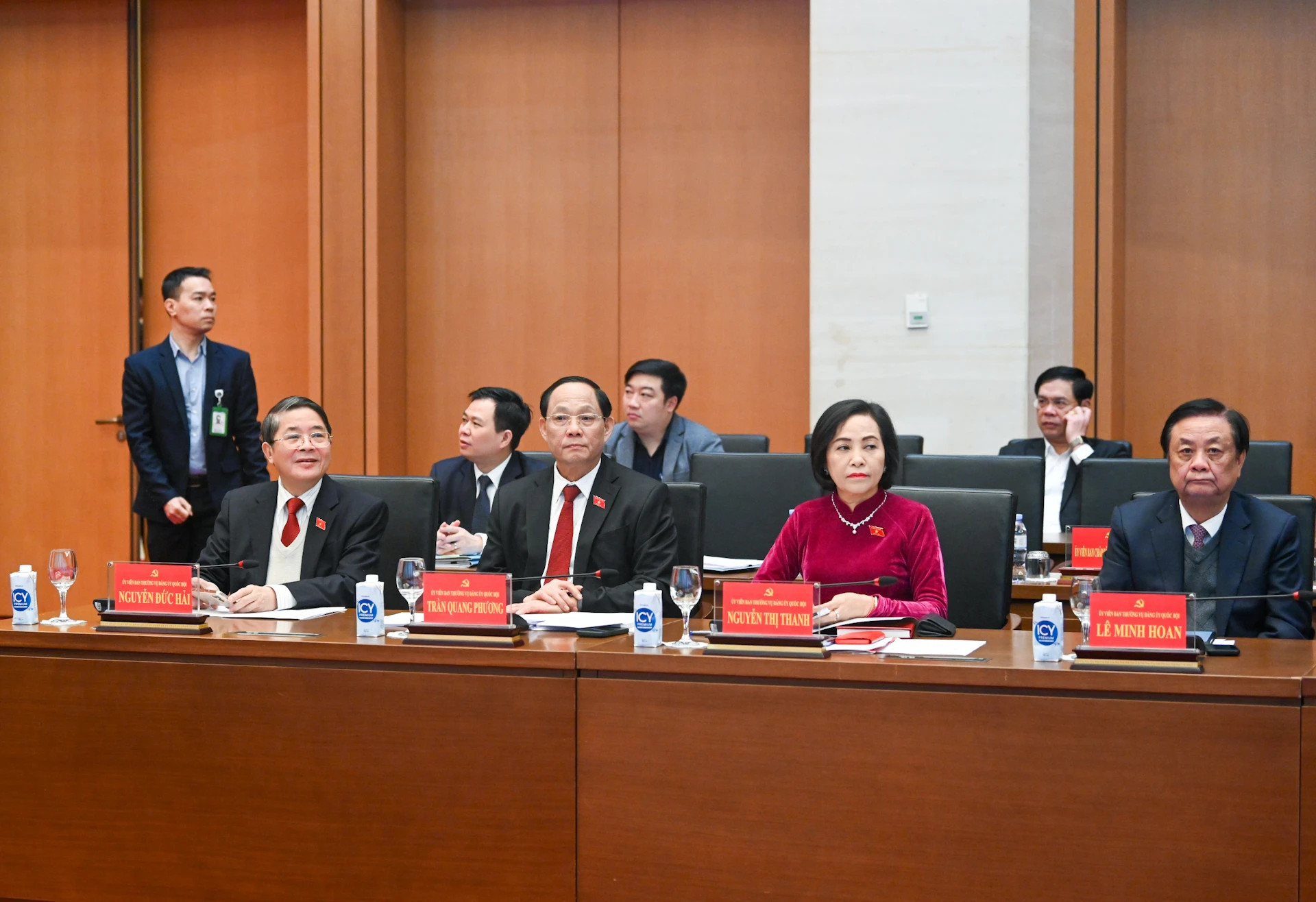 国会党委常务委员、国会副主席出席会议。 国会党委常务委员、国会副主席出席会议。