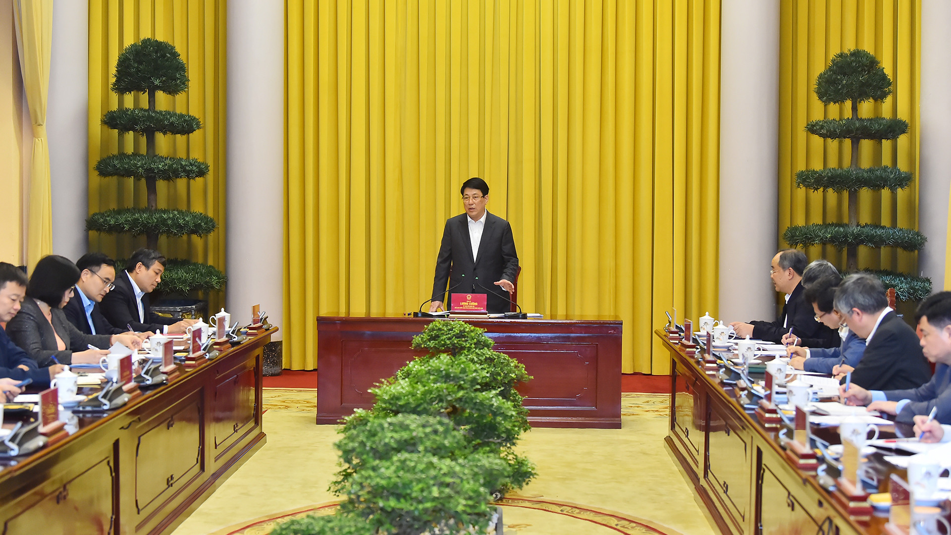 国家主席梁强在会议上发表讲话。
