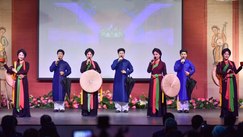 官贺民歌表演节目。