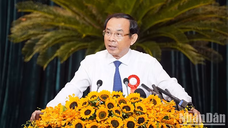 越共中央政治局委员、胡志明市市委书记阮文年在仪式上发表讲话。