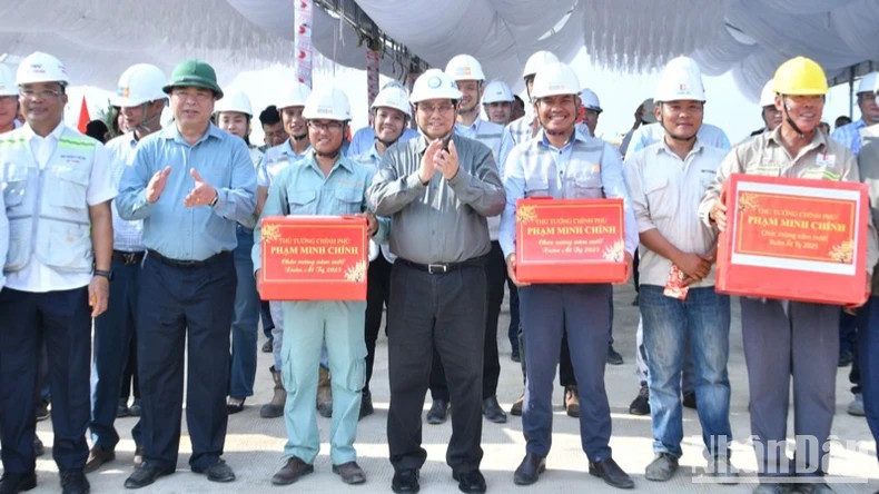 范明正总理向在胡志明市三环路项目施工现场工作的工人、工程师赠送礼物。 范明正总理向在胡志明市三环路项目施工现场工作的工人、工程师赠送礼物。