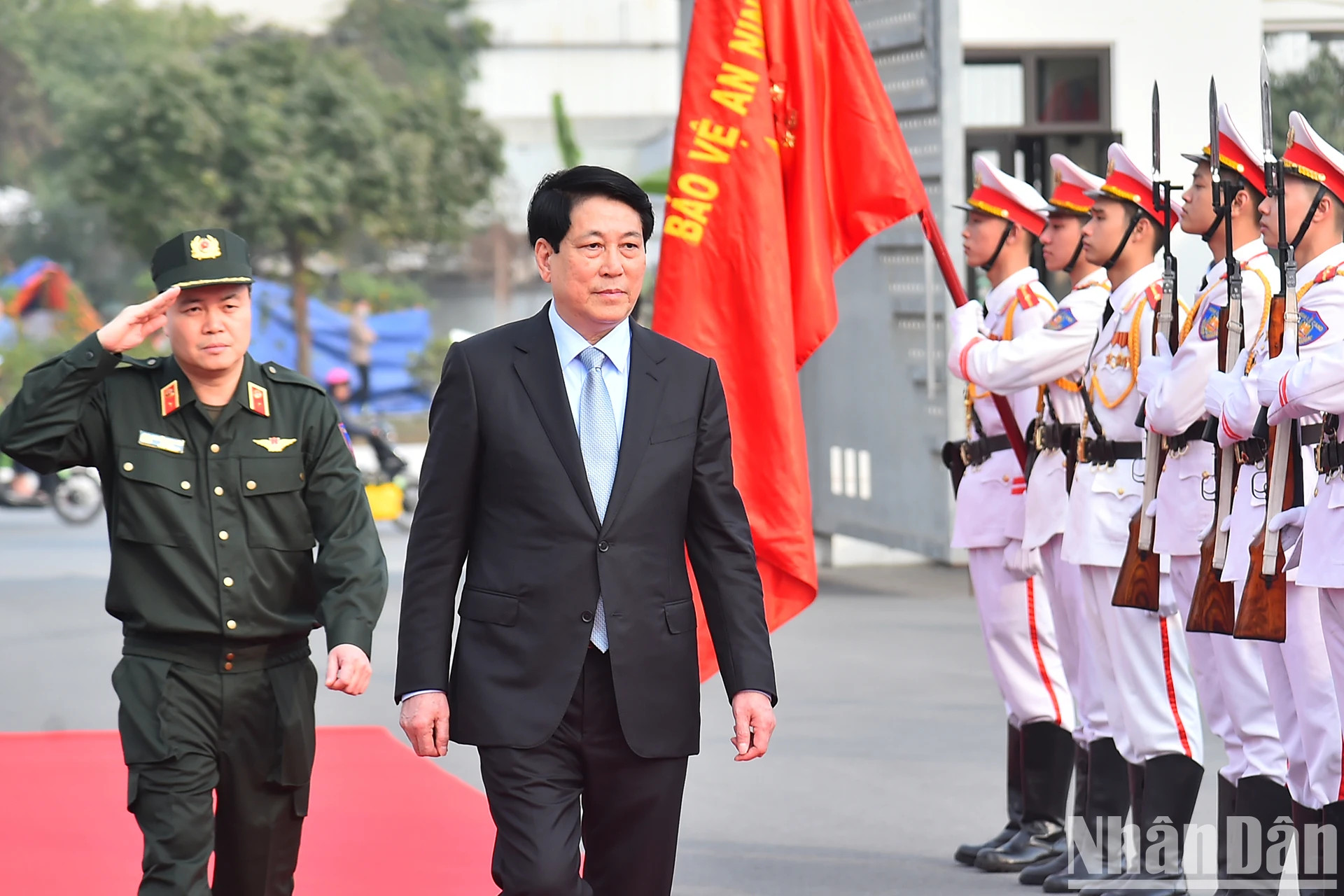 国家主席梁强走访慰问机动警察司令部官兵。