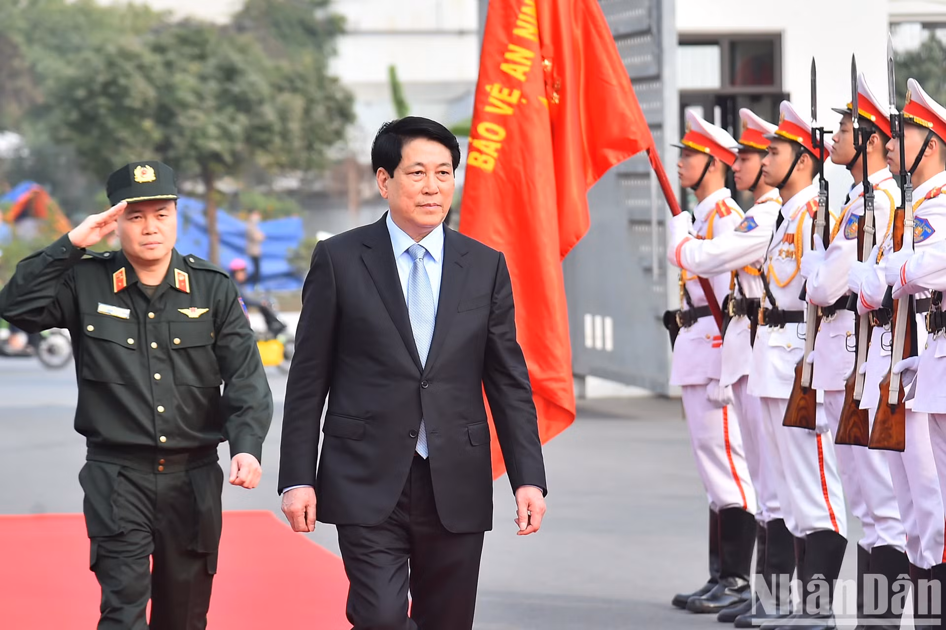国家主席梁强走访慰问机动警察司令部官兵。