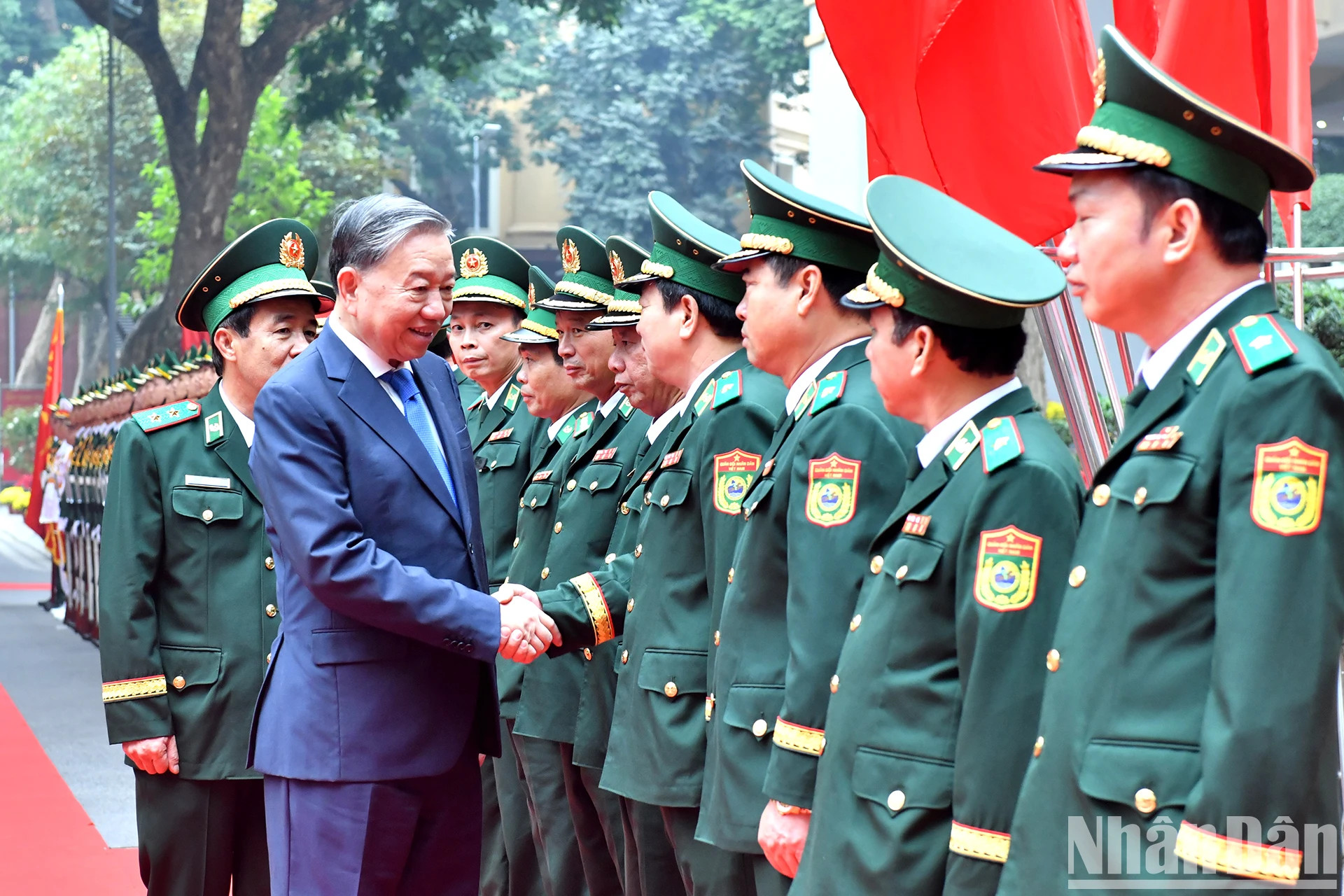 越共中央总书记苏林向边防部队司令部拜年。 越共中央总书记苏林向边防部队司令部拜年。