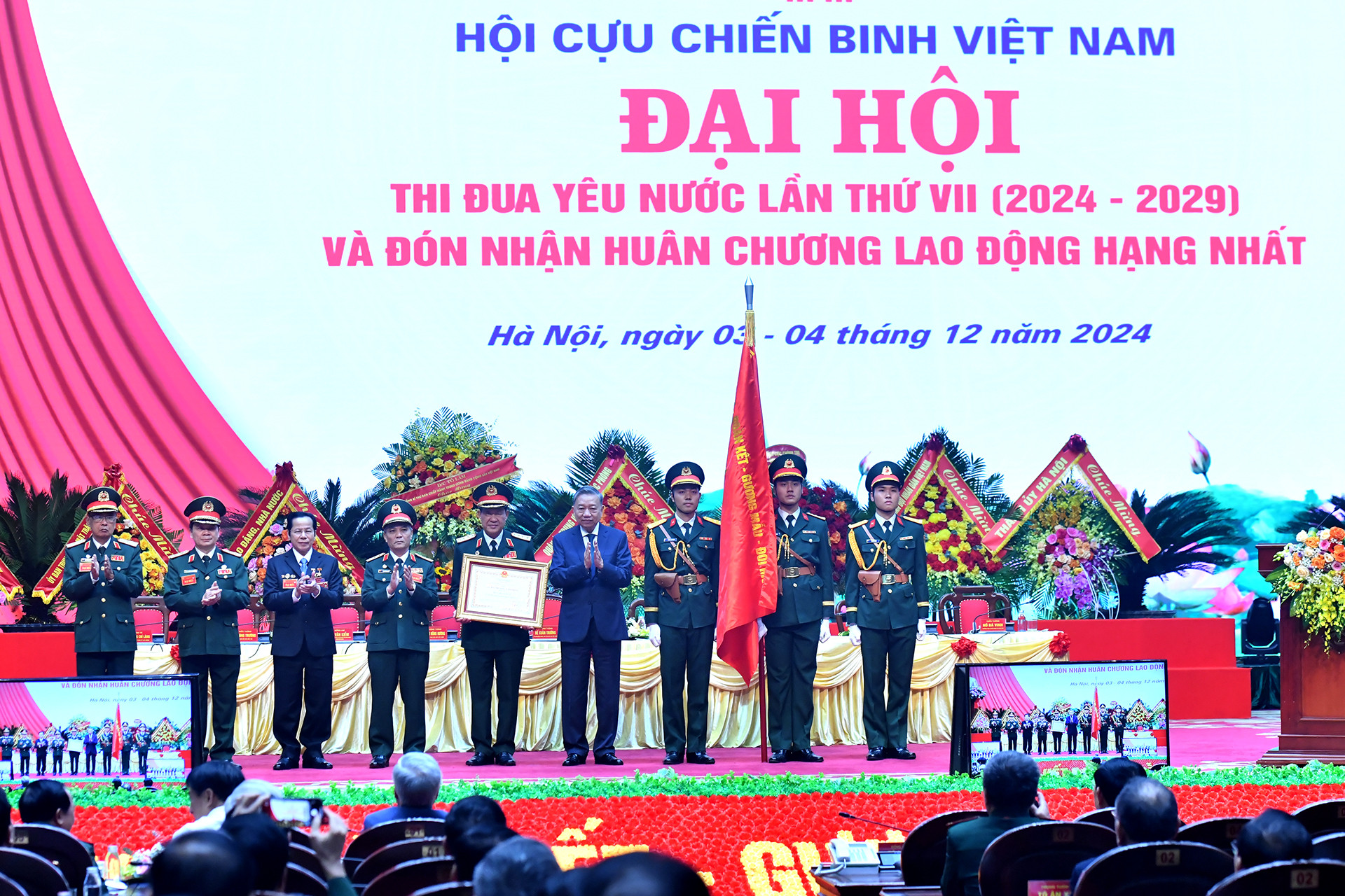 苏林总书记向越南老战士协会授予一级劳动勋章。