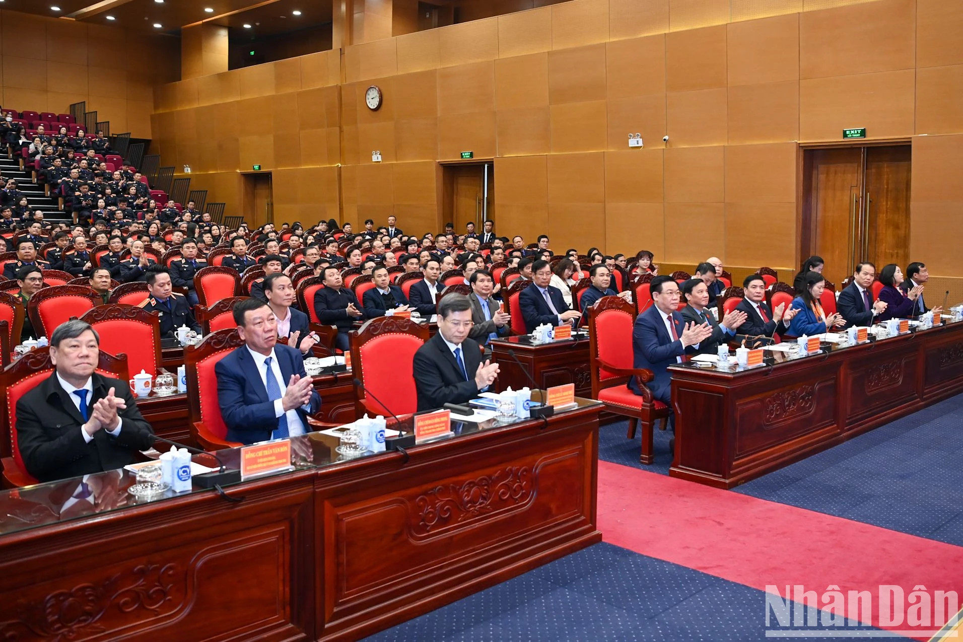 国会主席王廷惠和各位代表出席会议。 国会主席王廷惠和各位代表出席会议。