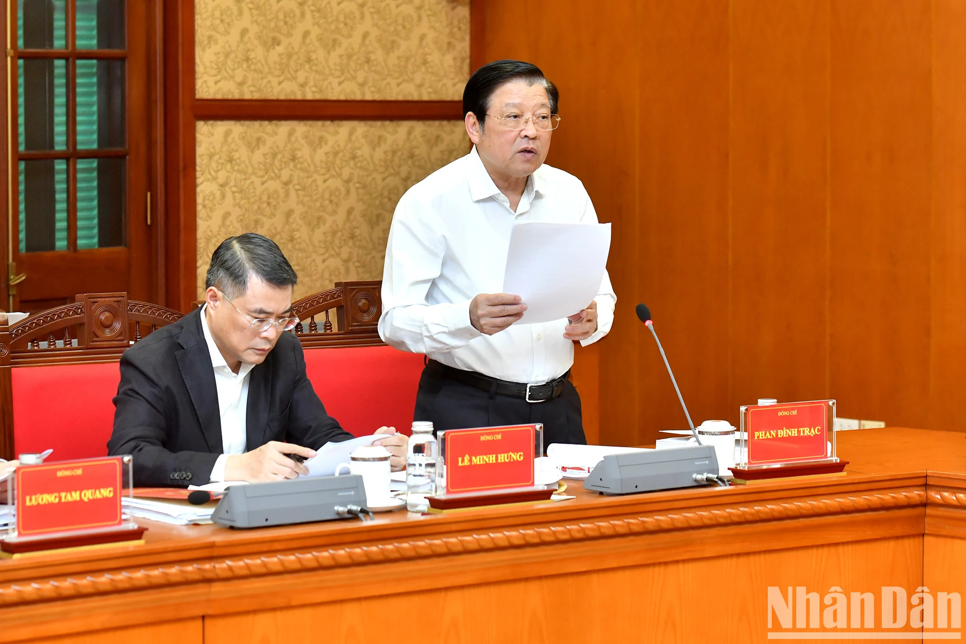 越共中央政治局委员、中央书记处书记、中央内政部部长潘廷镯发表讲话。