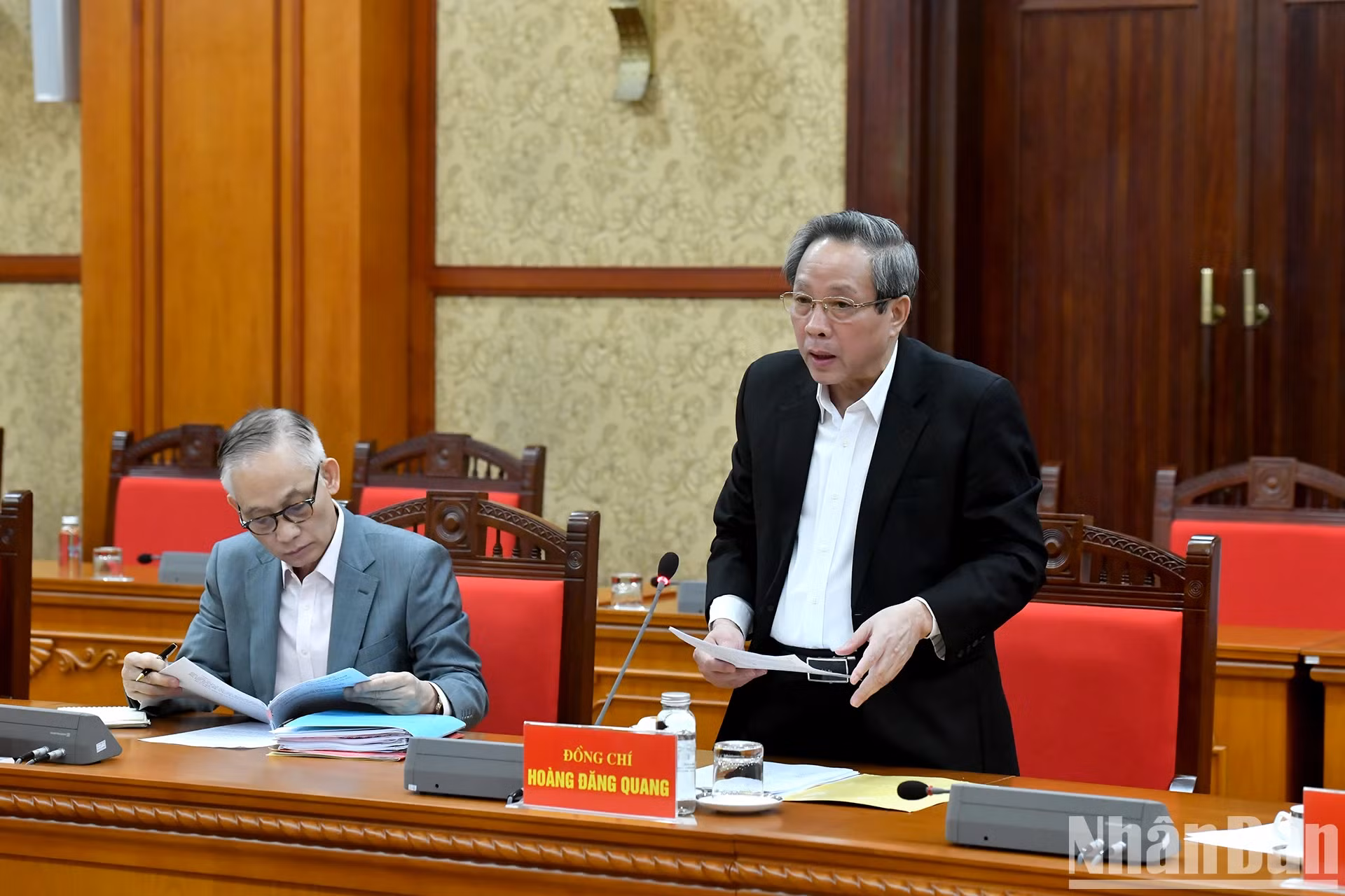 越共中央委员、中央组织部副部长黄登光发表讲话。