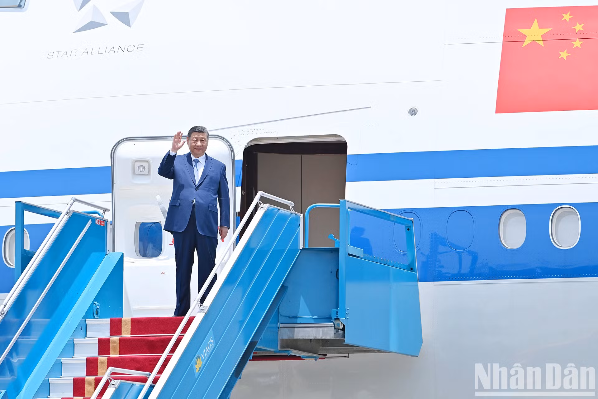 中共中央总书记、中国国家主席习近平抵达河内 开始越南国事访问之行。