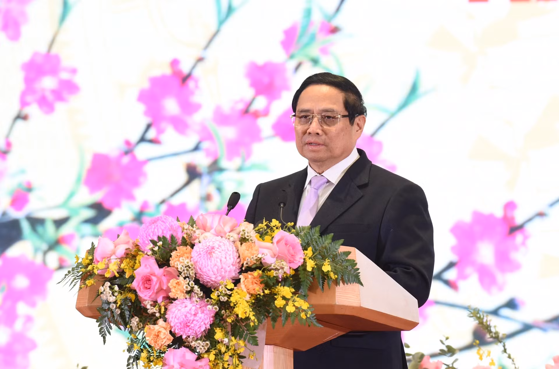 范明正总理发表讲话。