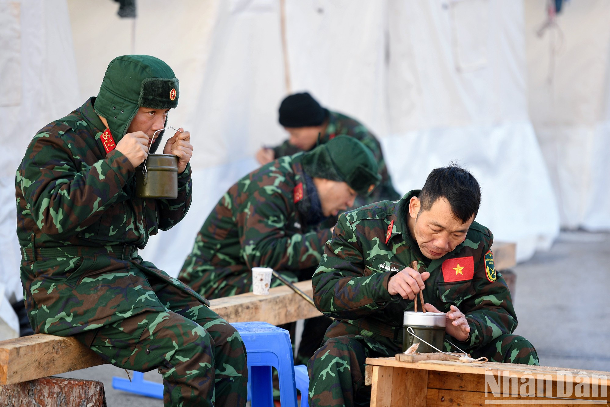 干部战士们克服重重困难,完成任务。 干部战士们克服重重困难,完成任务。