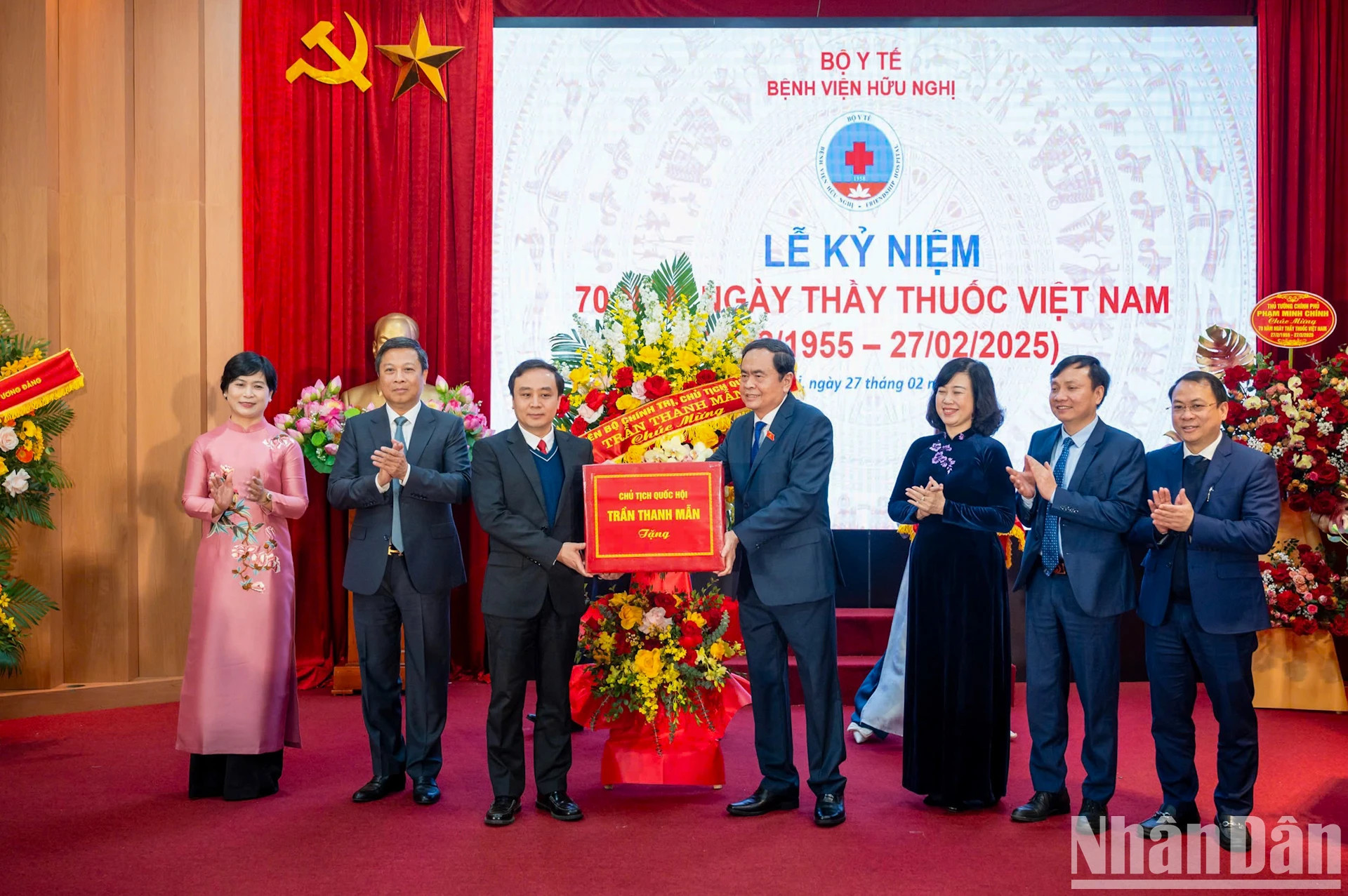 国会主席陈青敏向友谊医院赠送鲜花和礼物。