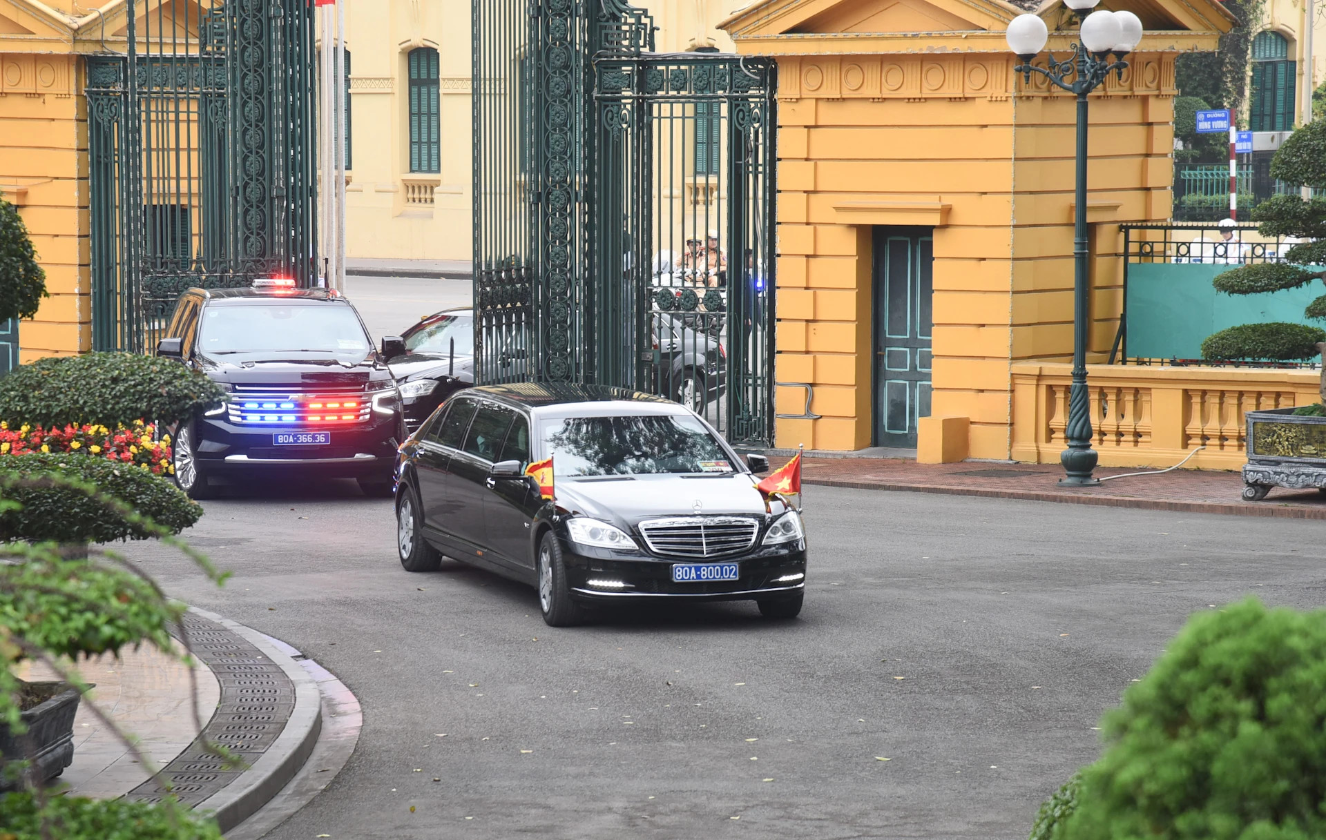 西班牙首相佩德罗·桑切斯的车队前往政府总部。