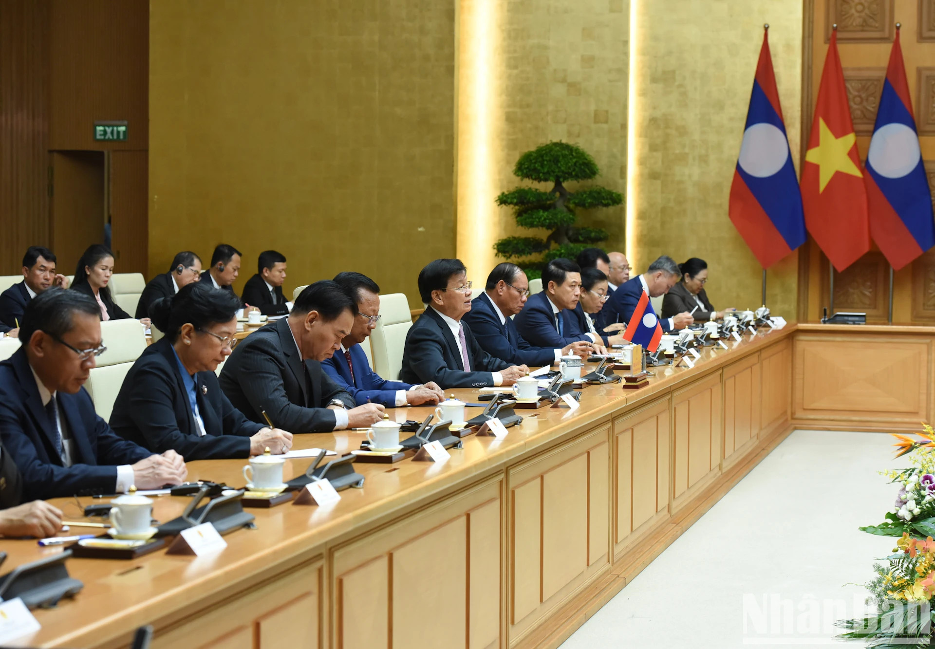 老挝人民革命党中央总书记、国家主席通伦·西苏一行。 老挝人民革命党中央总书记、国家主席通伦·西苏一行。