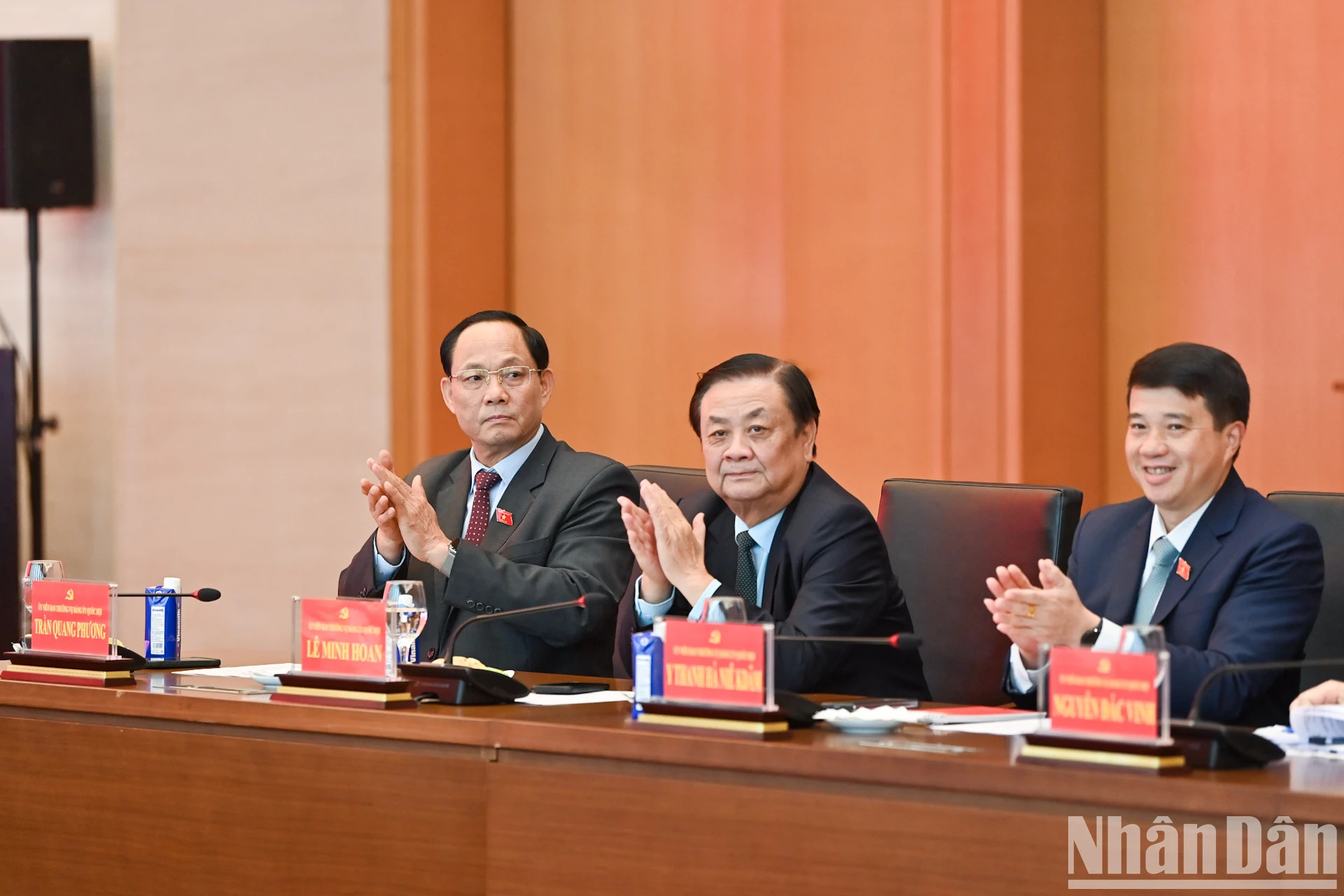 国会常务委员会委员,国会副主席与会。 国会常务委员会委员,国会副主席与会。