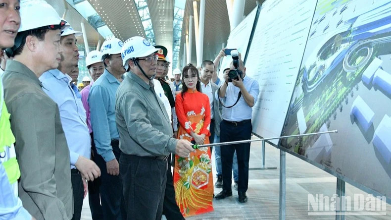 范明正总理敦促项目施工进度。 范明正总理敦促项目施工进度。