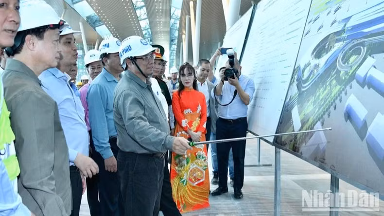 范明正总理敦促项目施工进度。 范明正总理敦促项目施工进度。