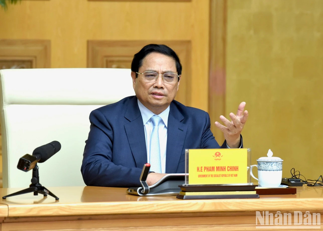 范明正总理在会议上发表讲话。