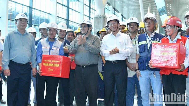 范明正总理向工程师、工人赠送礼物。 范明正总理向工程师、工人赠送礼物。