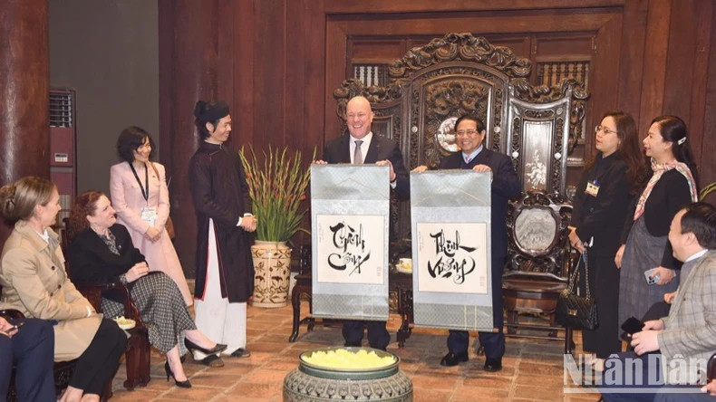 新西兰总理卢克森愉快地收下礼物。 新西兰总理卢克森愉快地收下礼物。