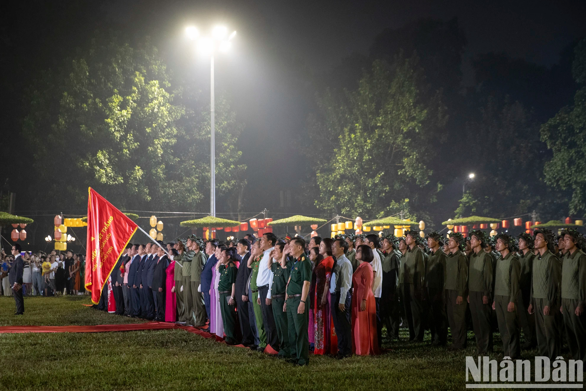 代表们进行升旗仪式。 代表们进行升旗仪式。