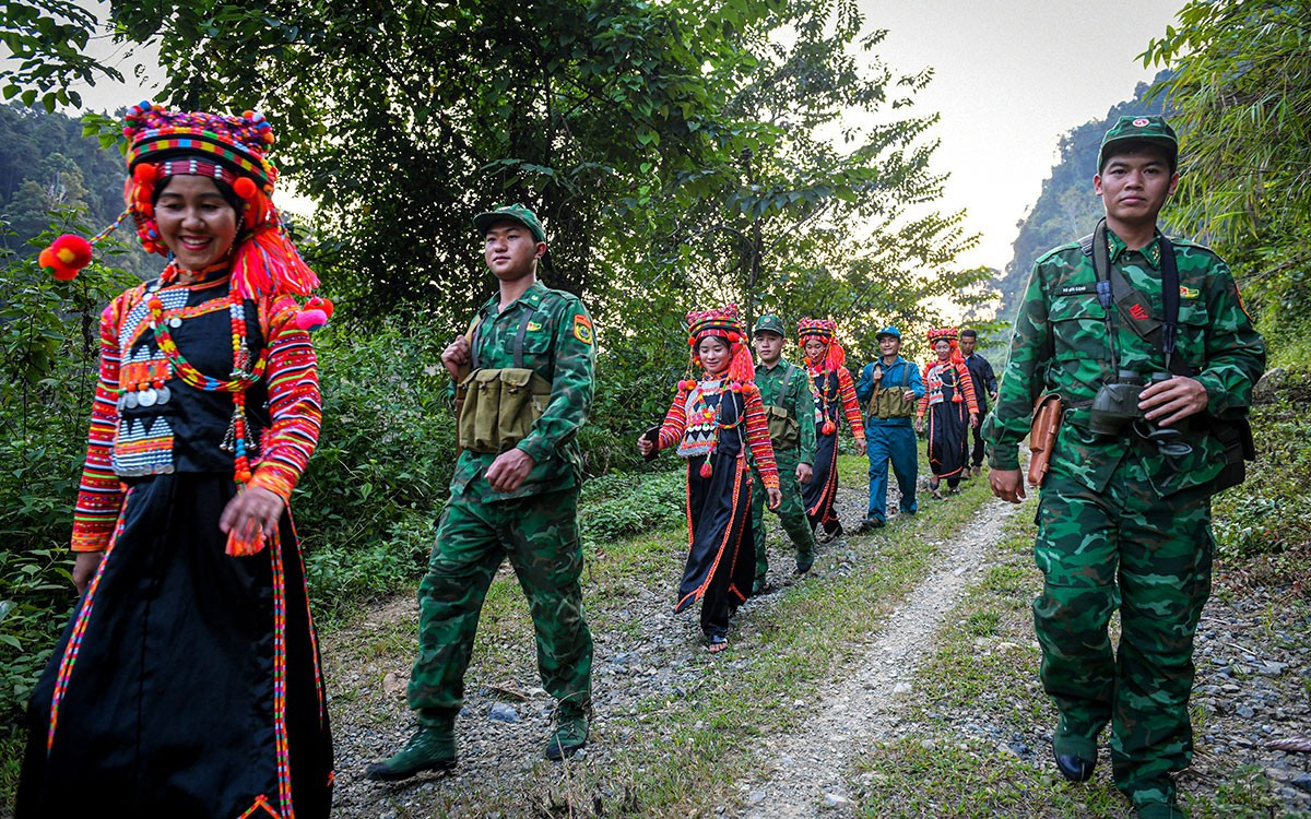 哈尼族青年同边防部队一起巡逻。（图片来源：成达）