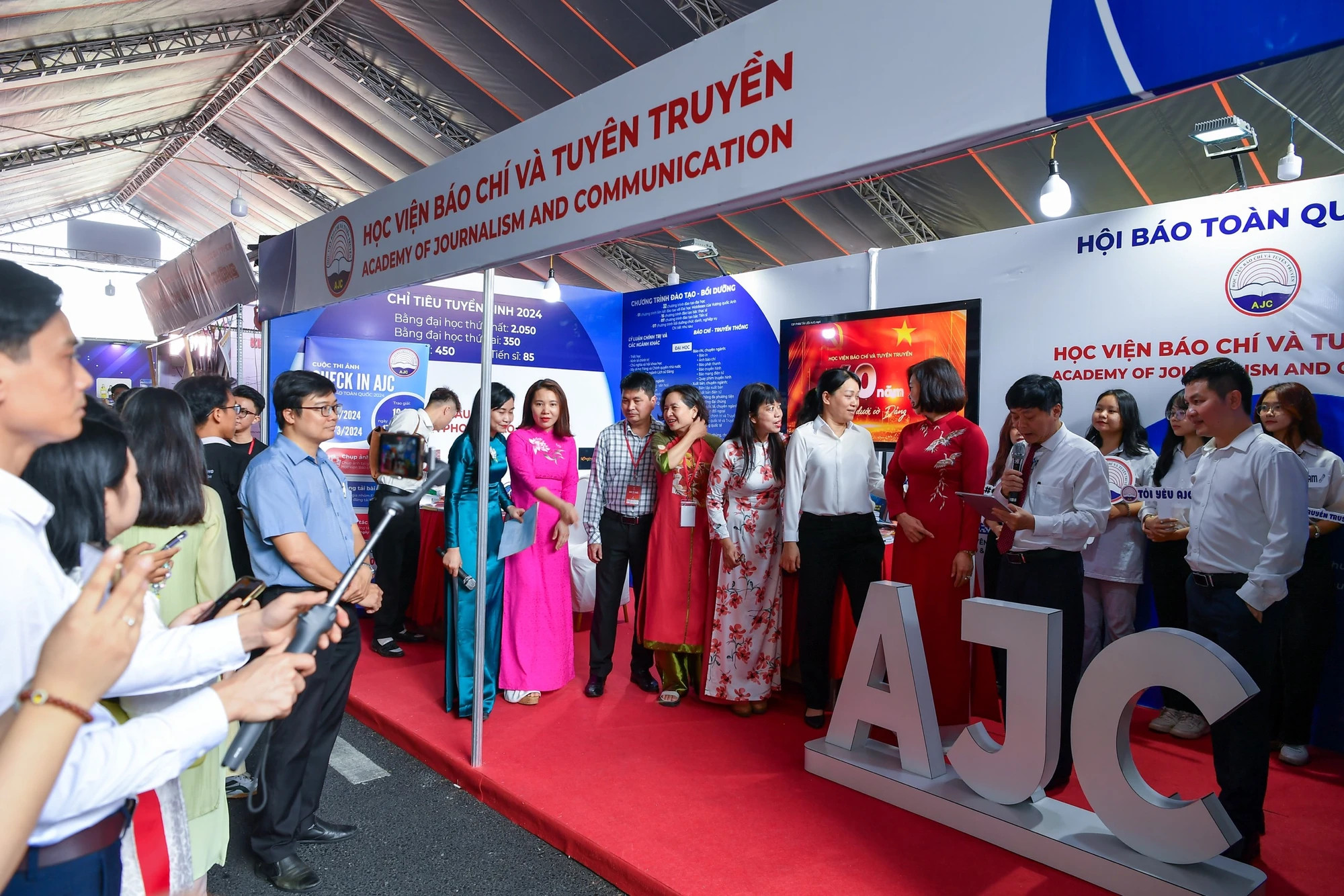 越南新闻与宣传学院的展位。 越南新闻与宣传学院的展位。