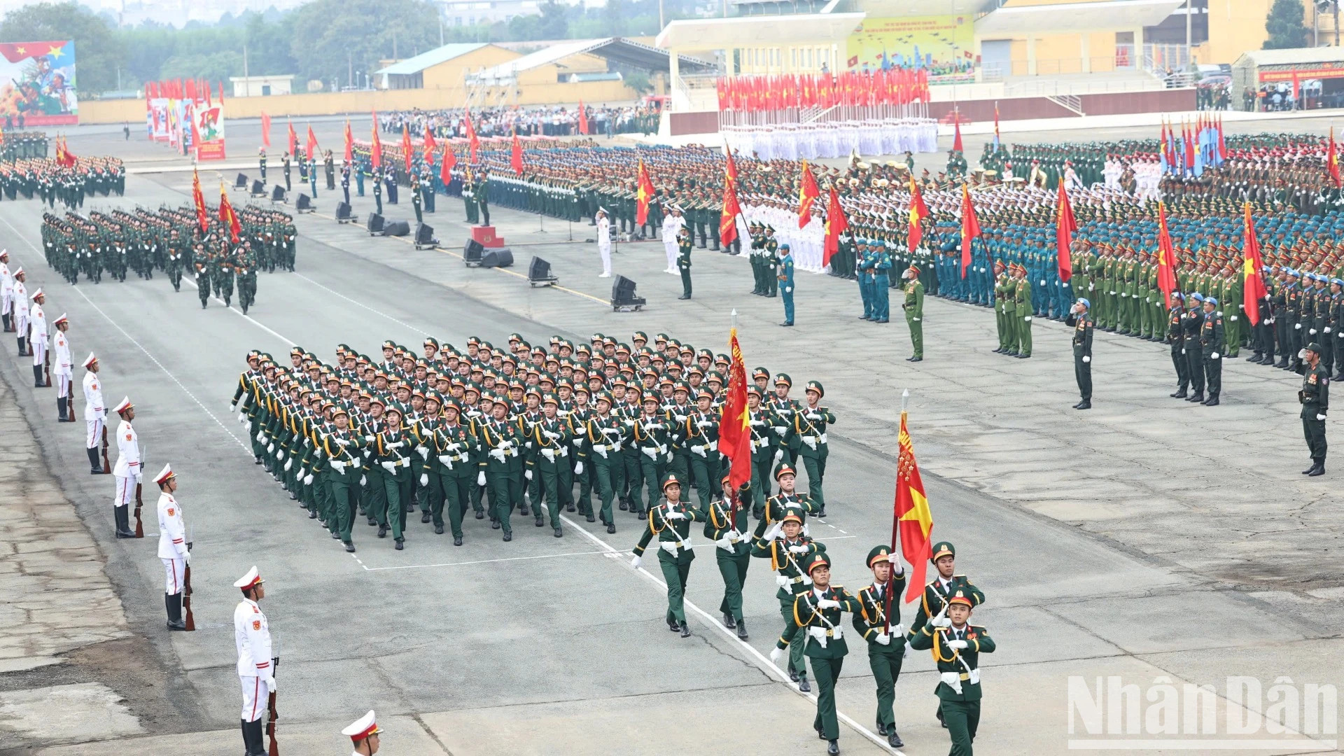 男边防军官队。