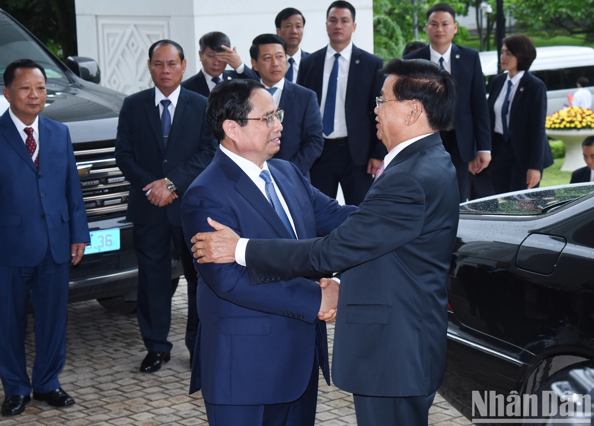 越南政府总理范明正欢迎老挝人民革命党中央总书记、国家主席通伦·西苏。 越南政府总理范明正欢迎老挝人民革命党中央总书记、国家主席通伦·西苏。