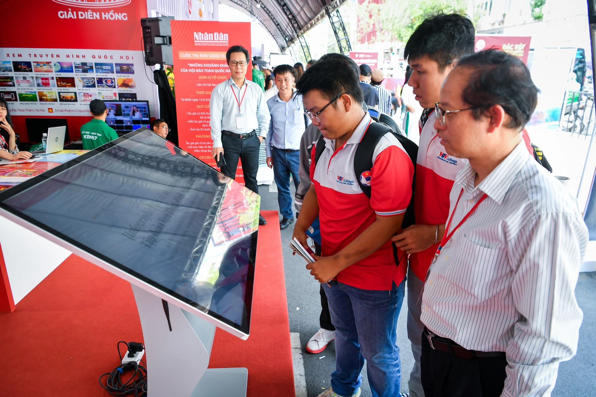 《人民报》的展位。 《人民报》的展位。